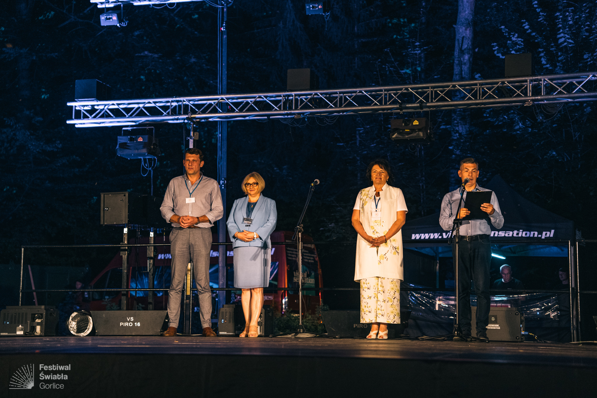 Oficjalne otwarcie Festiwalu Światła w Gorlicach - od lewej: Burmistrz Rafał Kukla, Poseł na Sejm BArbara Bartuś, Radna Województwa Małopolskiego Jadwiga Wójtowicz, Dyrektor Gorlickiego Centrum Kultury Janusz Zięba