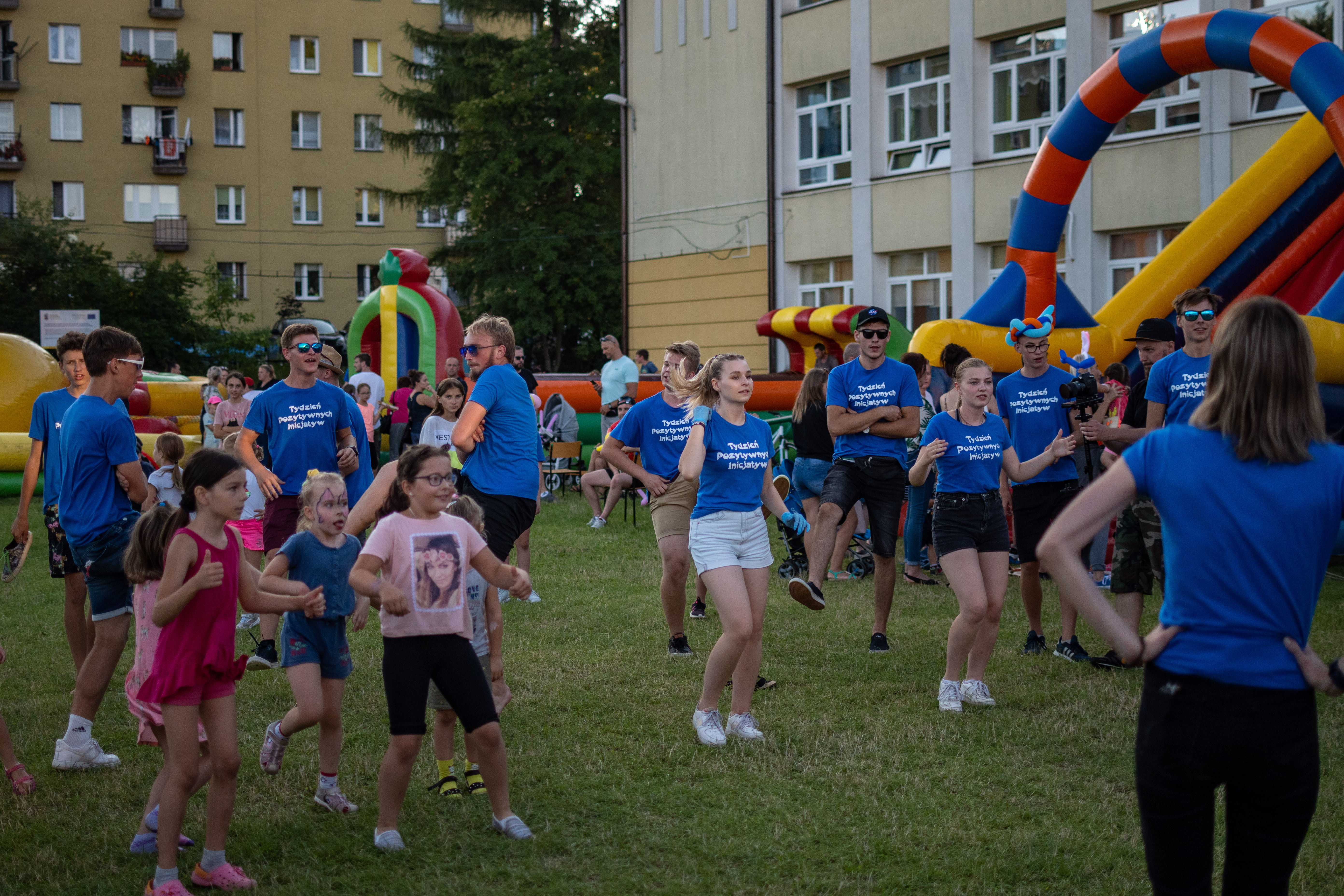 Wspólna zabawa na boisku 