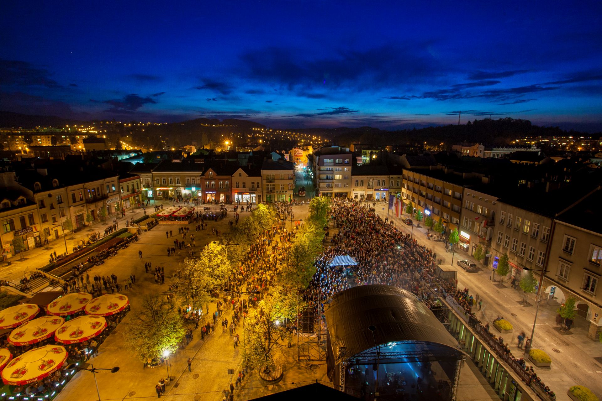 Widok na Rynek z wieży ratuszowej nocą.