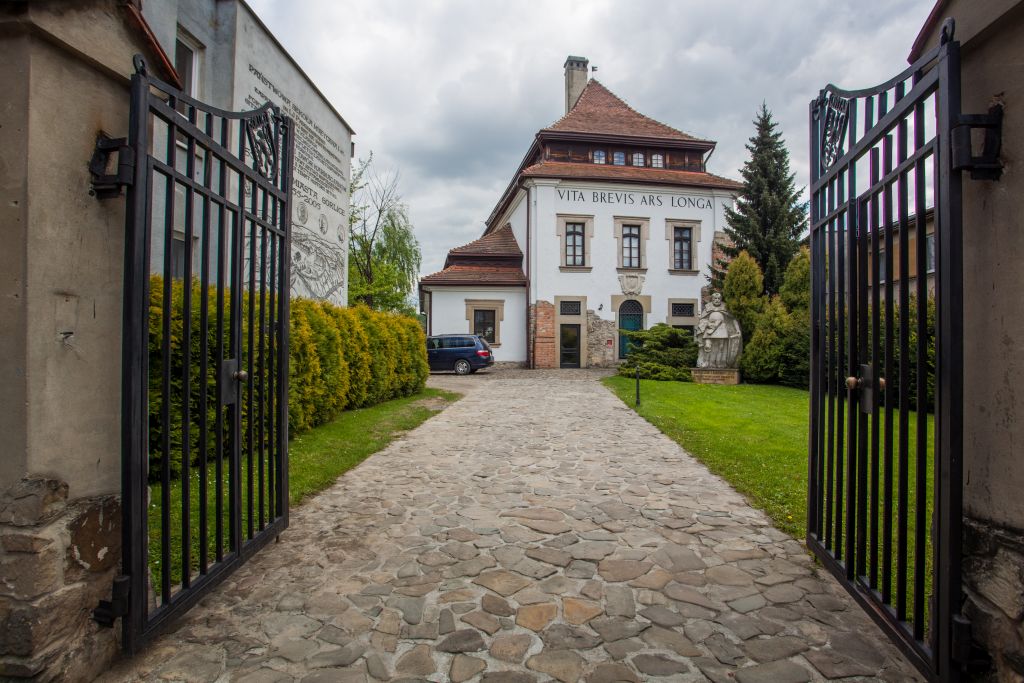 Widok na Muzeum Dwory Karwacjanów i Gładyszów.