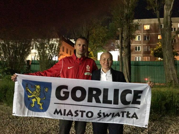 Ewa Walczyńska Mariusz Wrażeń z flagą "Gorlice Miasto Światła"