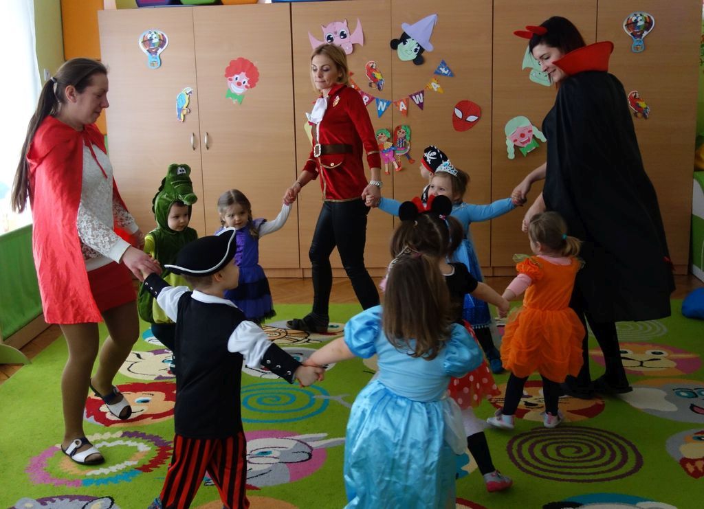 Dzieci tańczące w strojach karnawałowych.