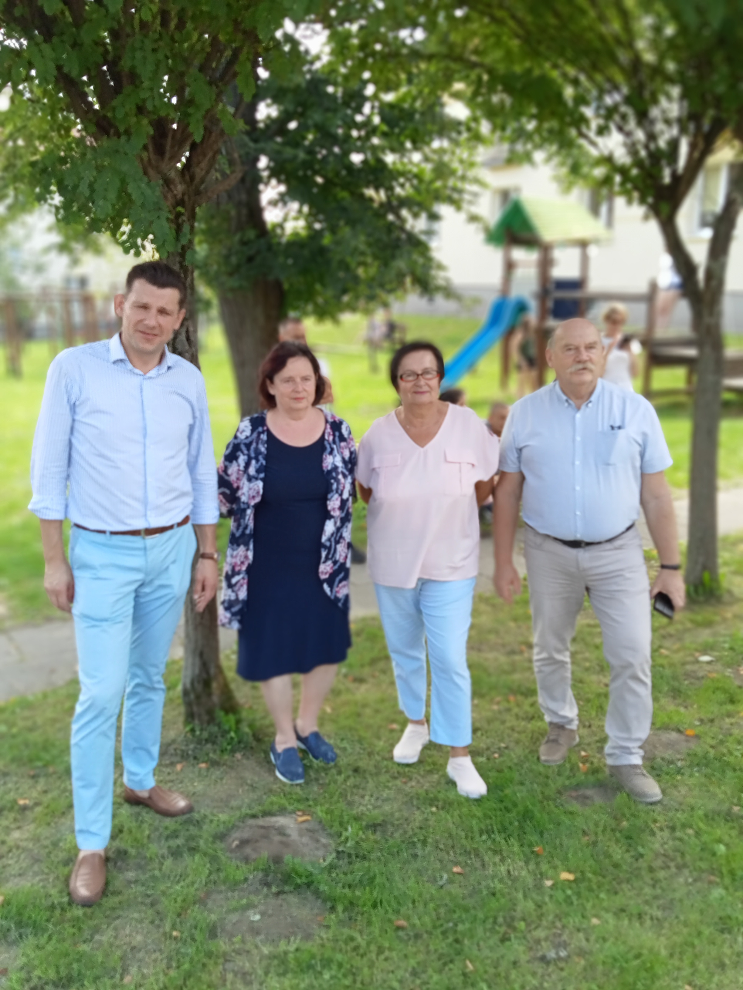 Burmistrz Miasta Gorlice z organizatorami zabawy plenerowej Zarządu Osidela Nr 9