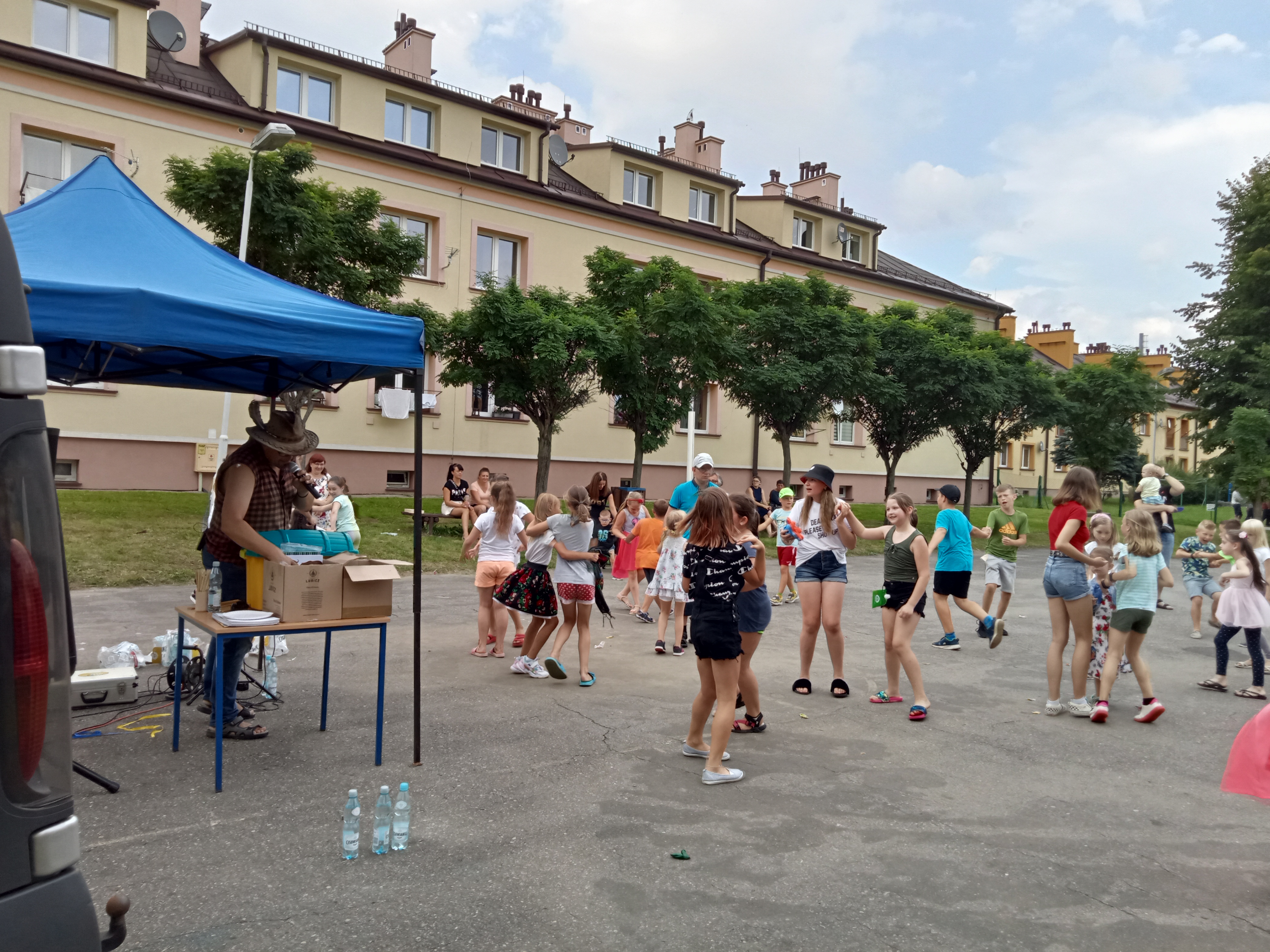 Dzieci w czasie zabawy plenerowej Zarządu Osiedla Nr 9