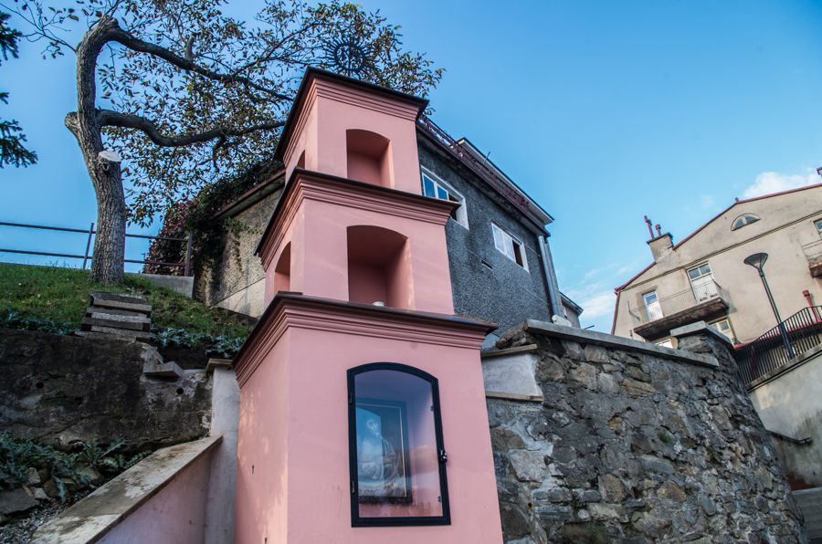 Widok na najstarszą kapliczkę w Gorlicach z 1664 roku przy ul. Krętej.