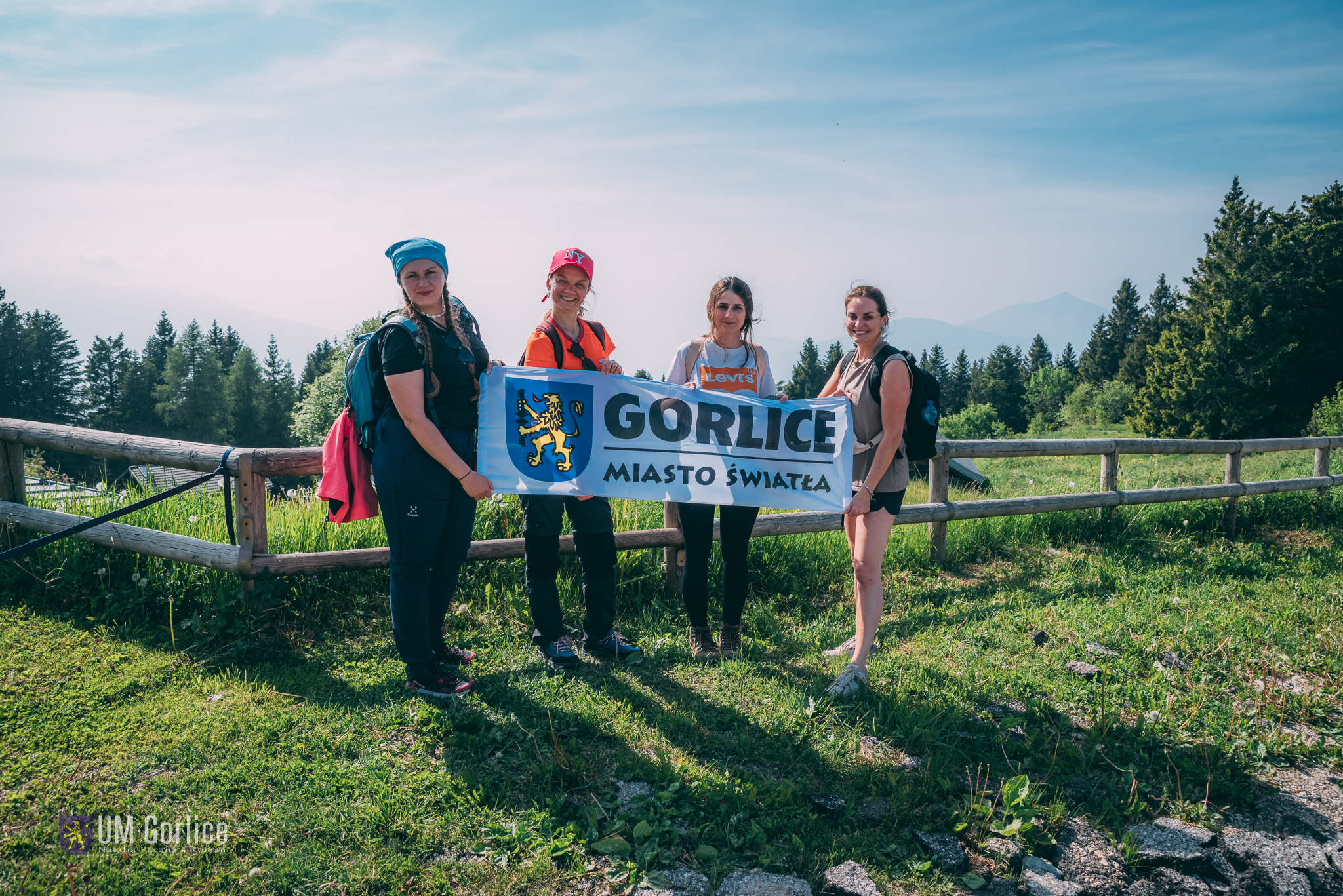 Zespół projektowy z flagą Gorlic