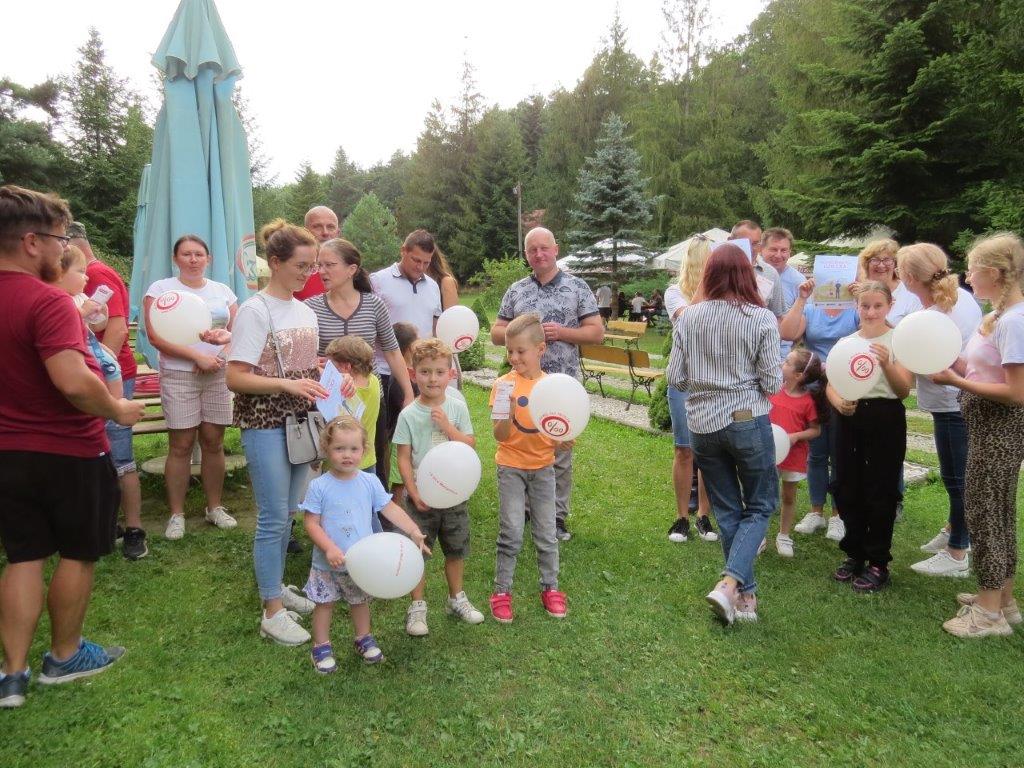 Uczestnicy wyjazdu integracyjnego z balonikami "No promil - No problem"