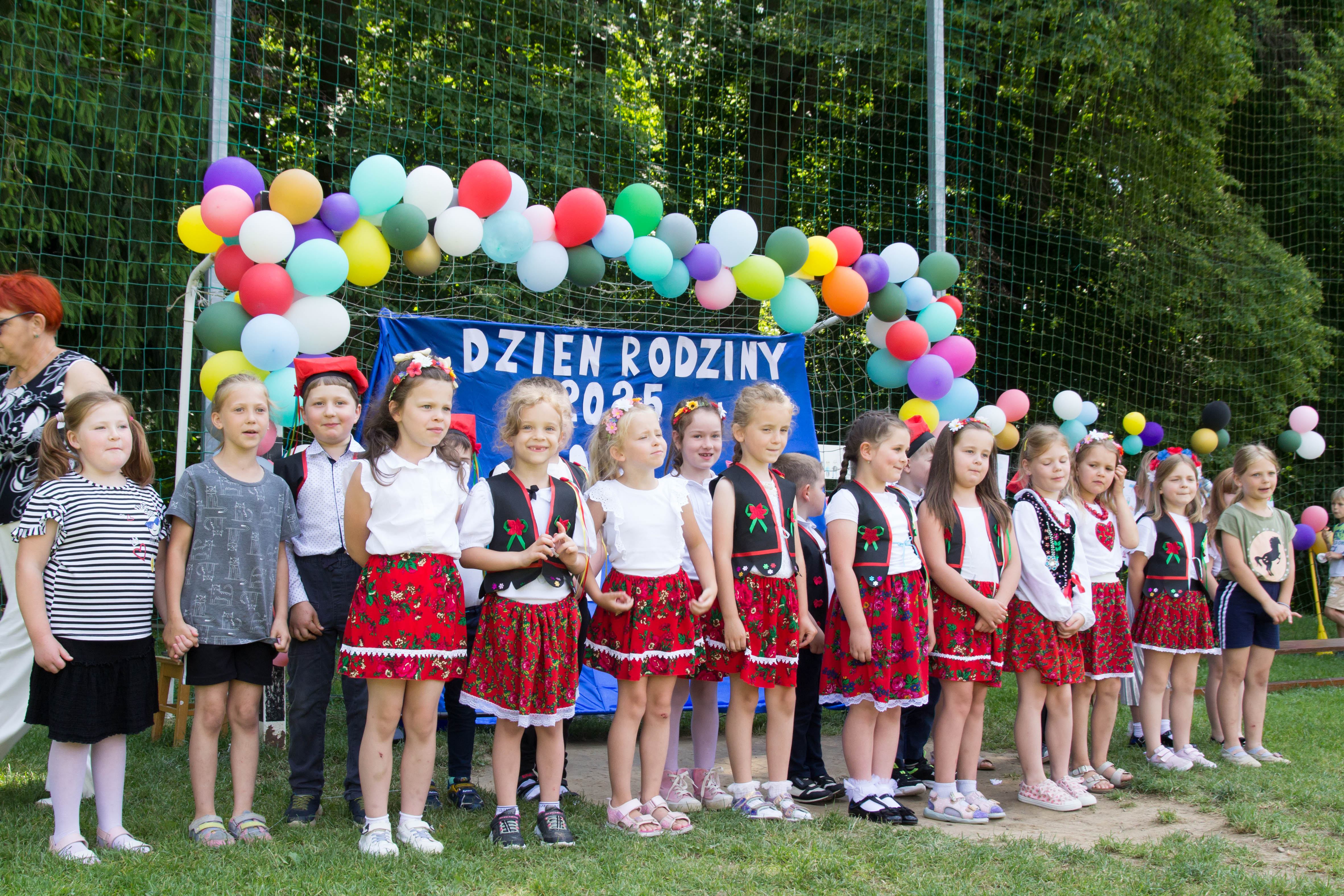 Zdjęcie grupowe dzicie podczas pikniku.
