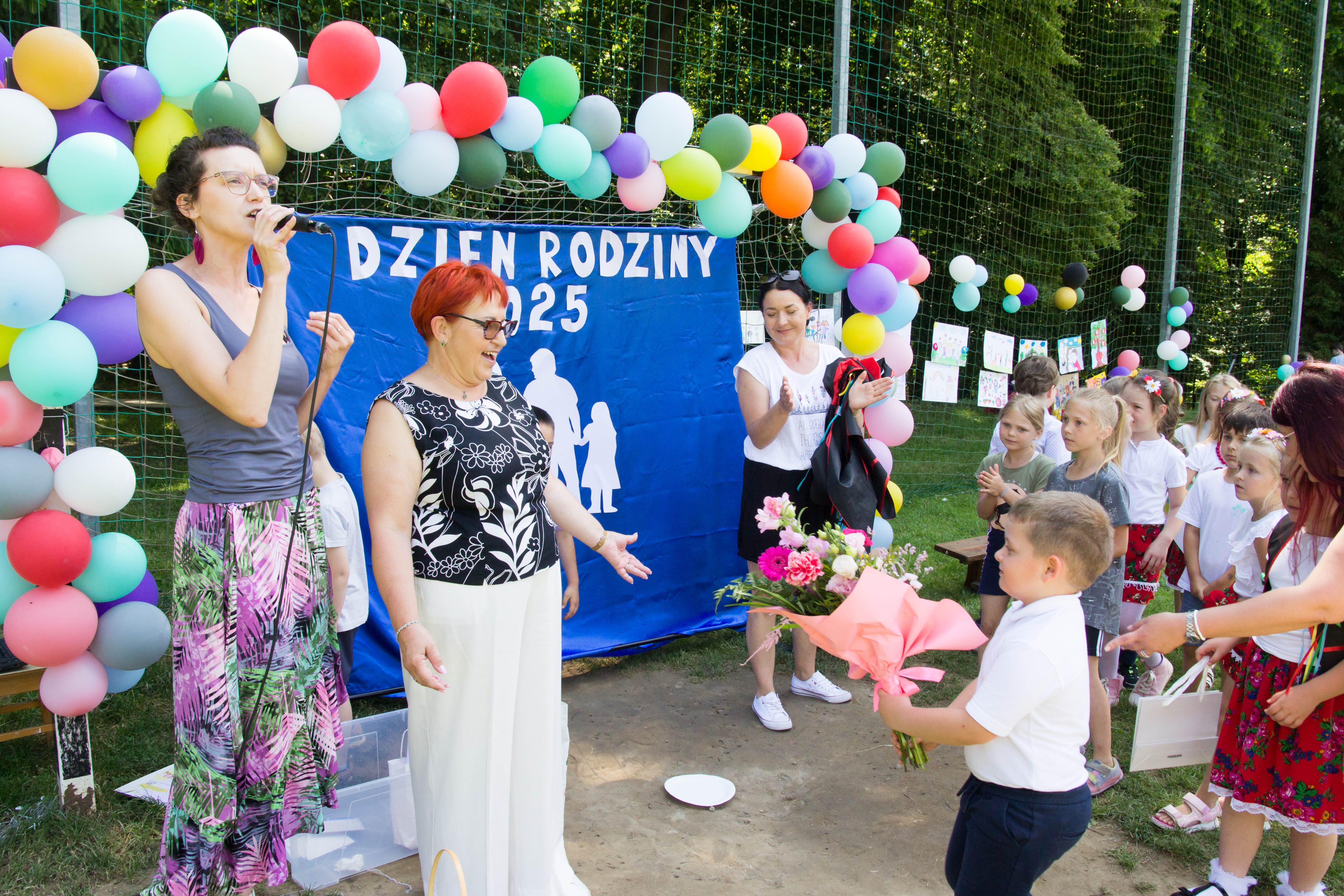 Uczestnicy pikniku. Przemawia nauczyciel.