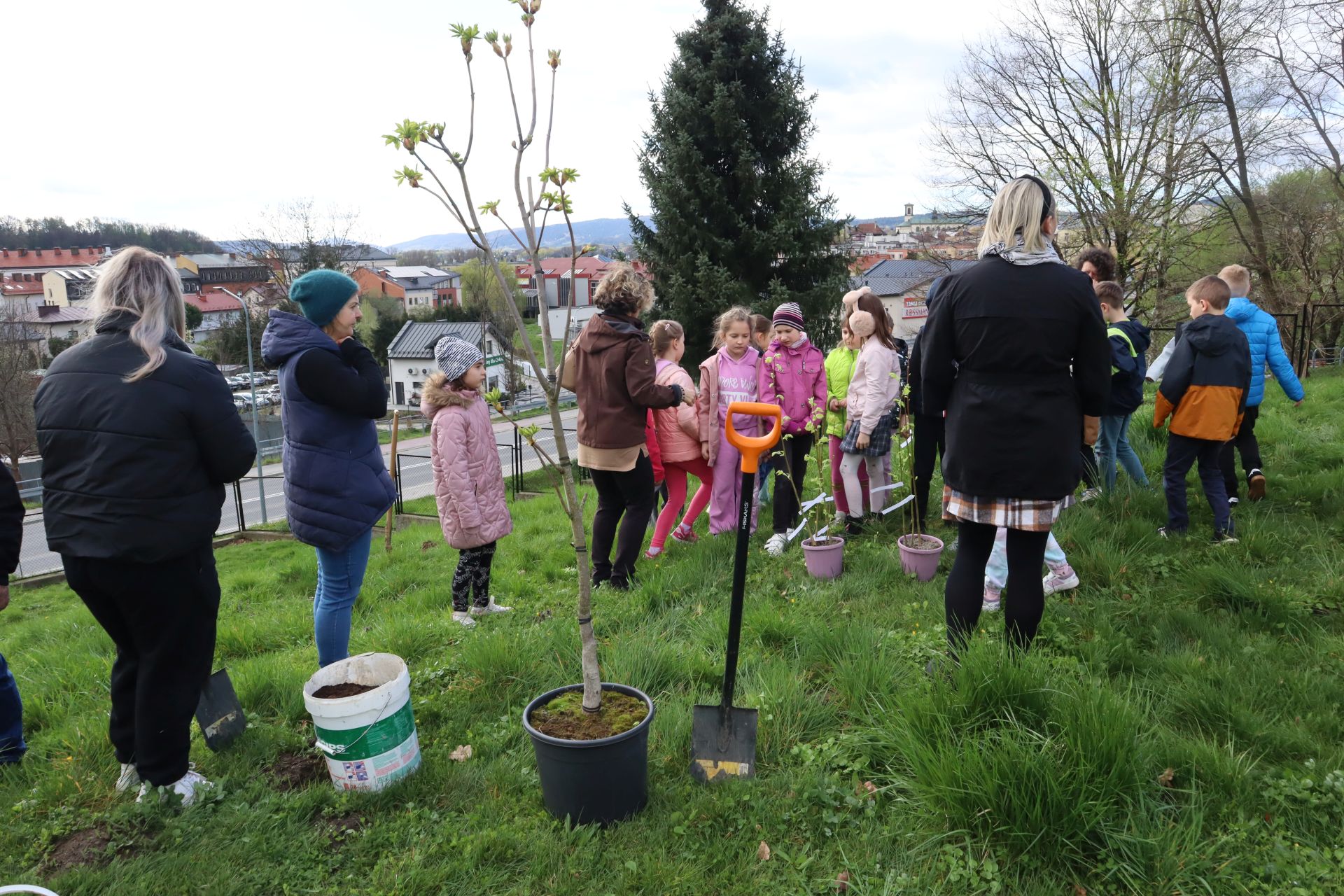 Sadzenie drzew podczas Gorlickich Dni dla Klimatu