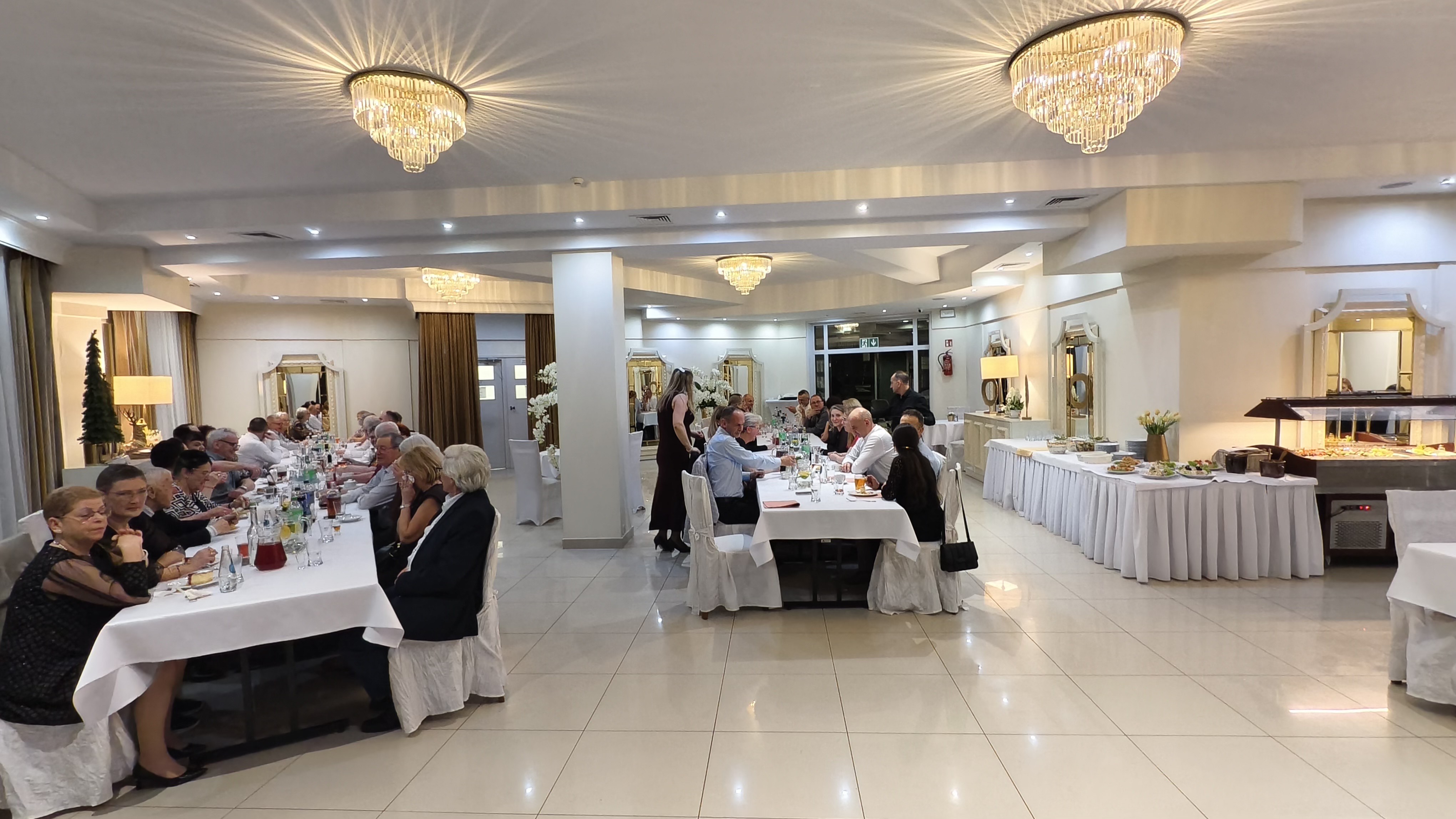 Uczestnicy zabawy karnawałowej Osiedla Młodych przy stołach