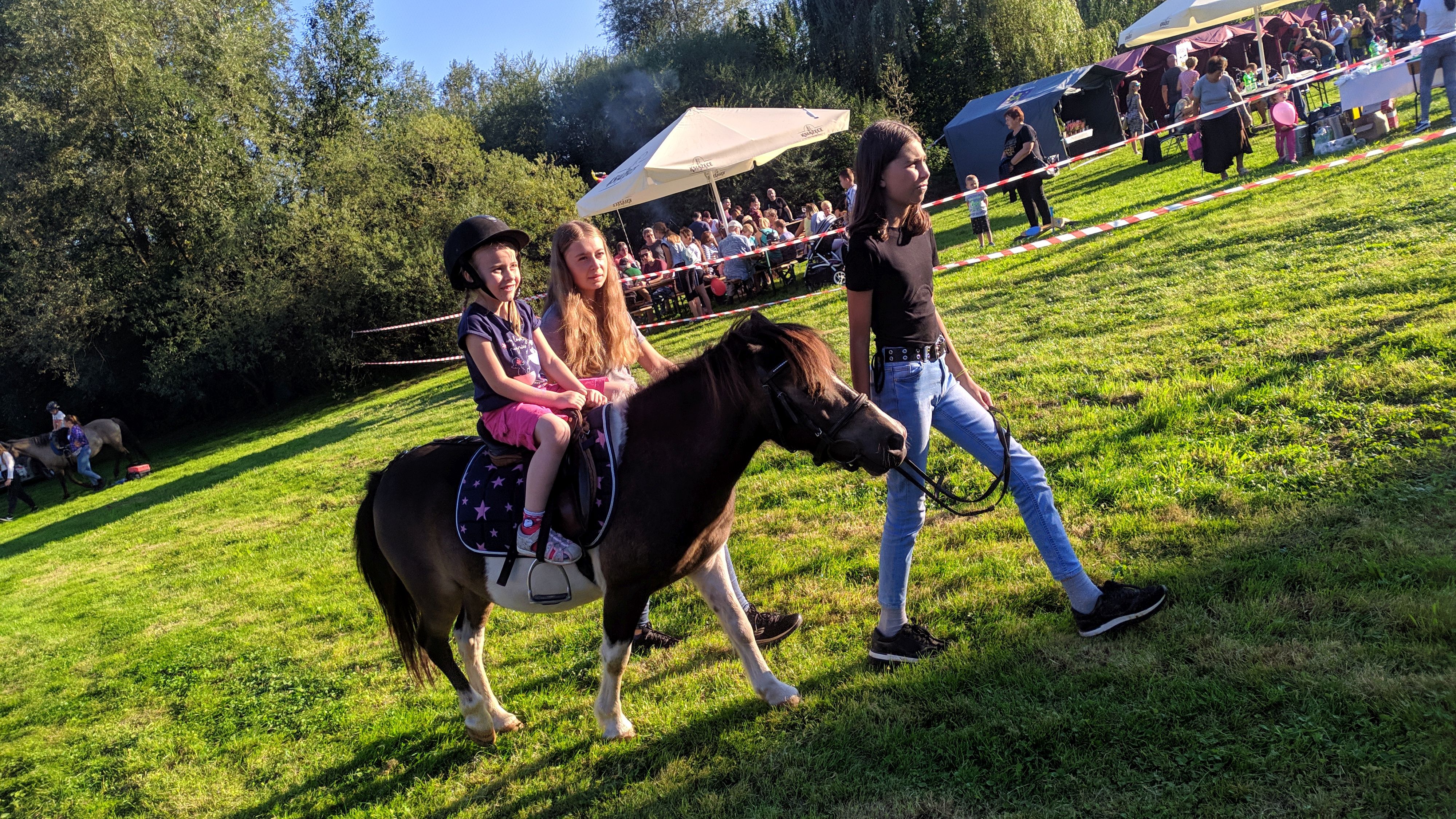 Dzieci jadące na dwóch koniach.