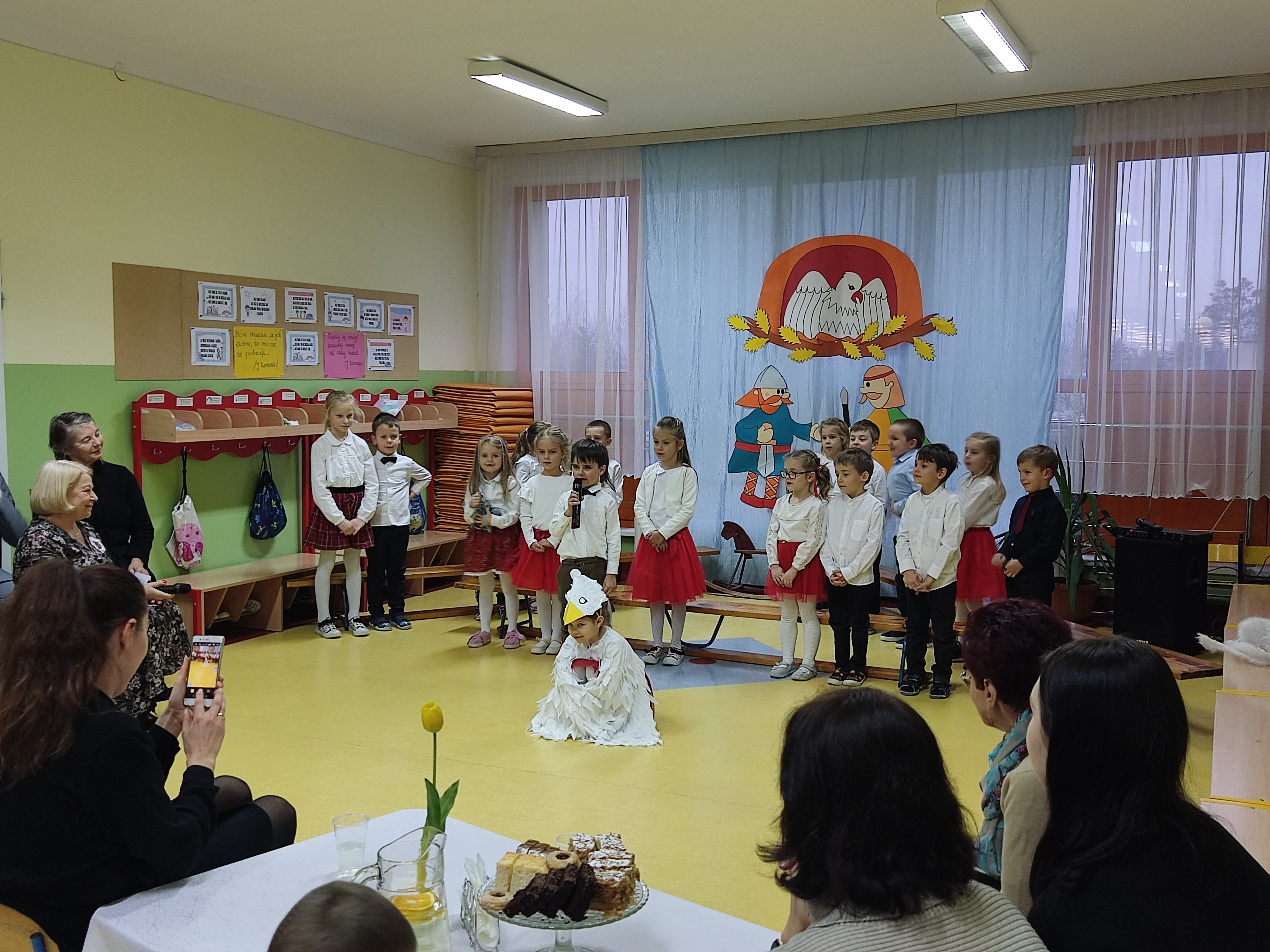 Występ przedszkolaków z Miejskiego Przedszkola nr 8 podczas "Wieczornicy Patriotycznej"