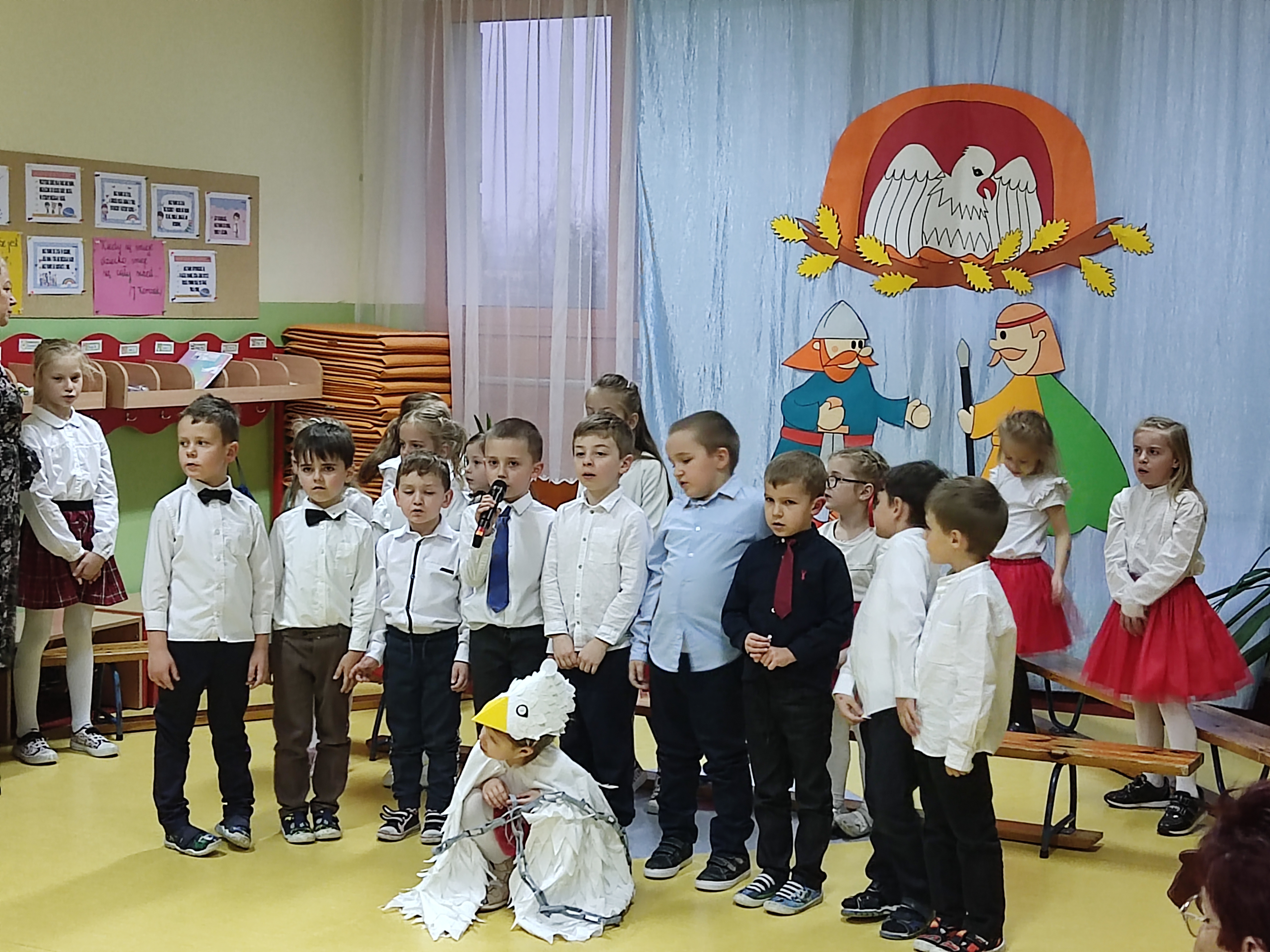 Występ przedszkolaków z Miejskiego Przedszkola nr 8 podczas "Wieczornicy Patriotycznej"