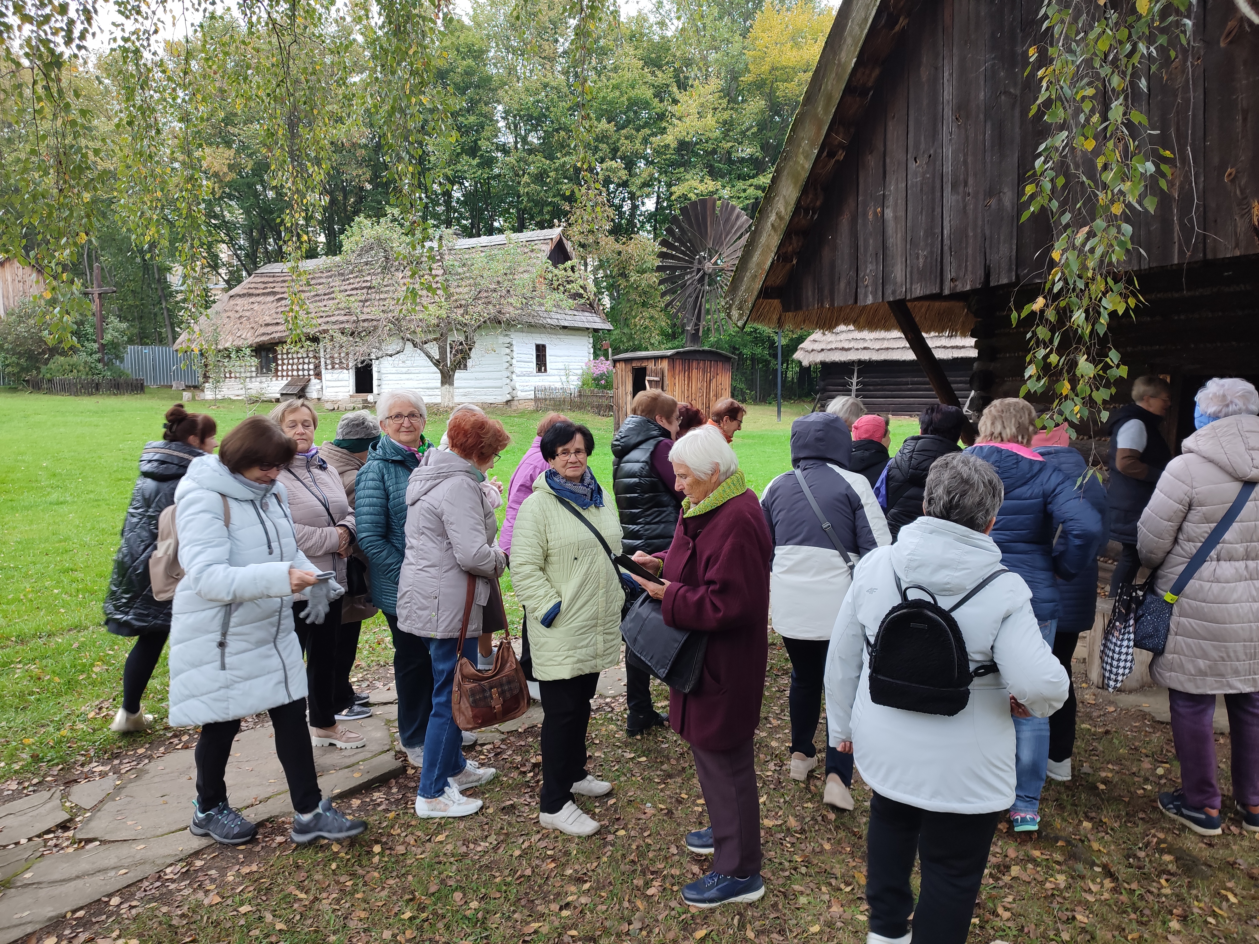 Seniorzy w Skansenie Wsi Pogórzańskiej w Szymbarku