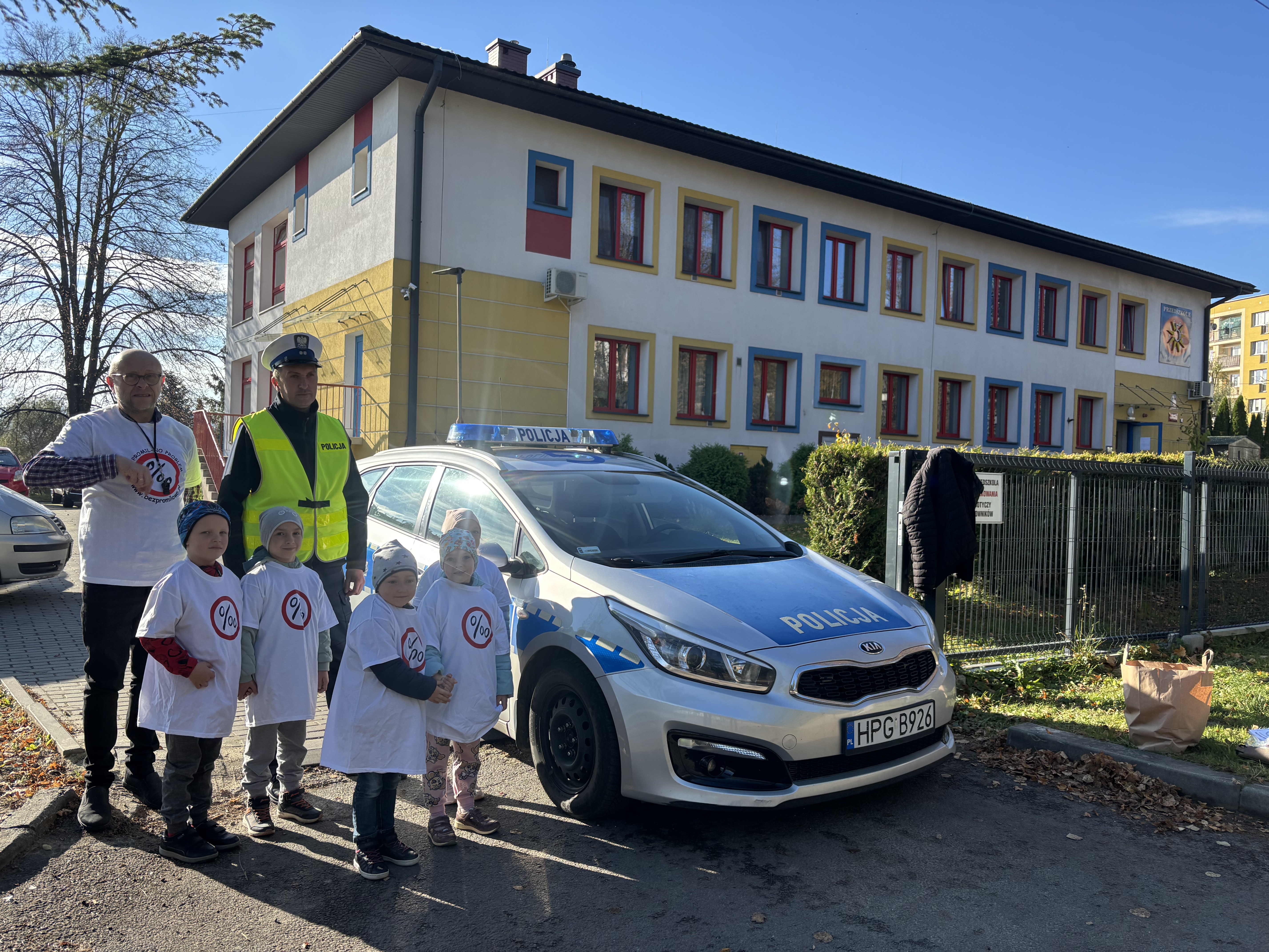 Przedszkolaki z Policjantem oraz Piotrem Gajdą podczas akcji "No promil - No Problem"