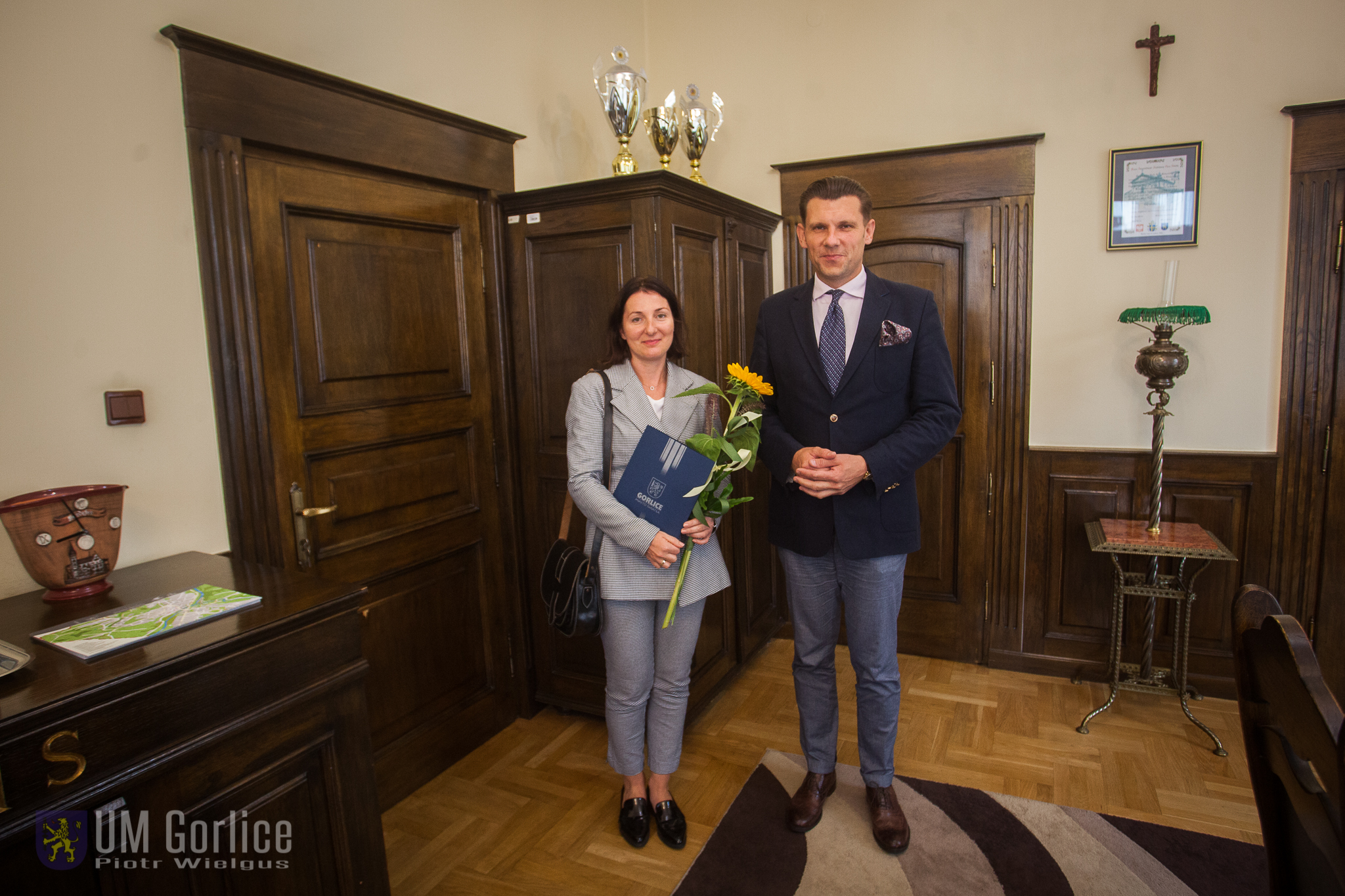 Burmistrz wręcza akt nadania na stopień zawodowy.