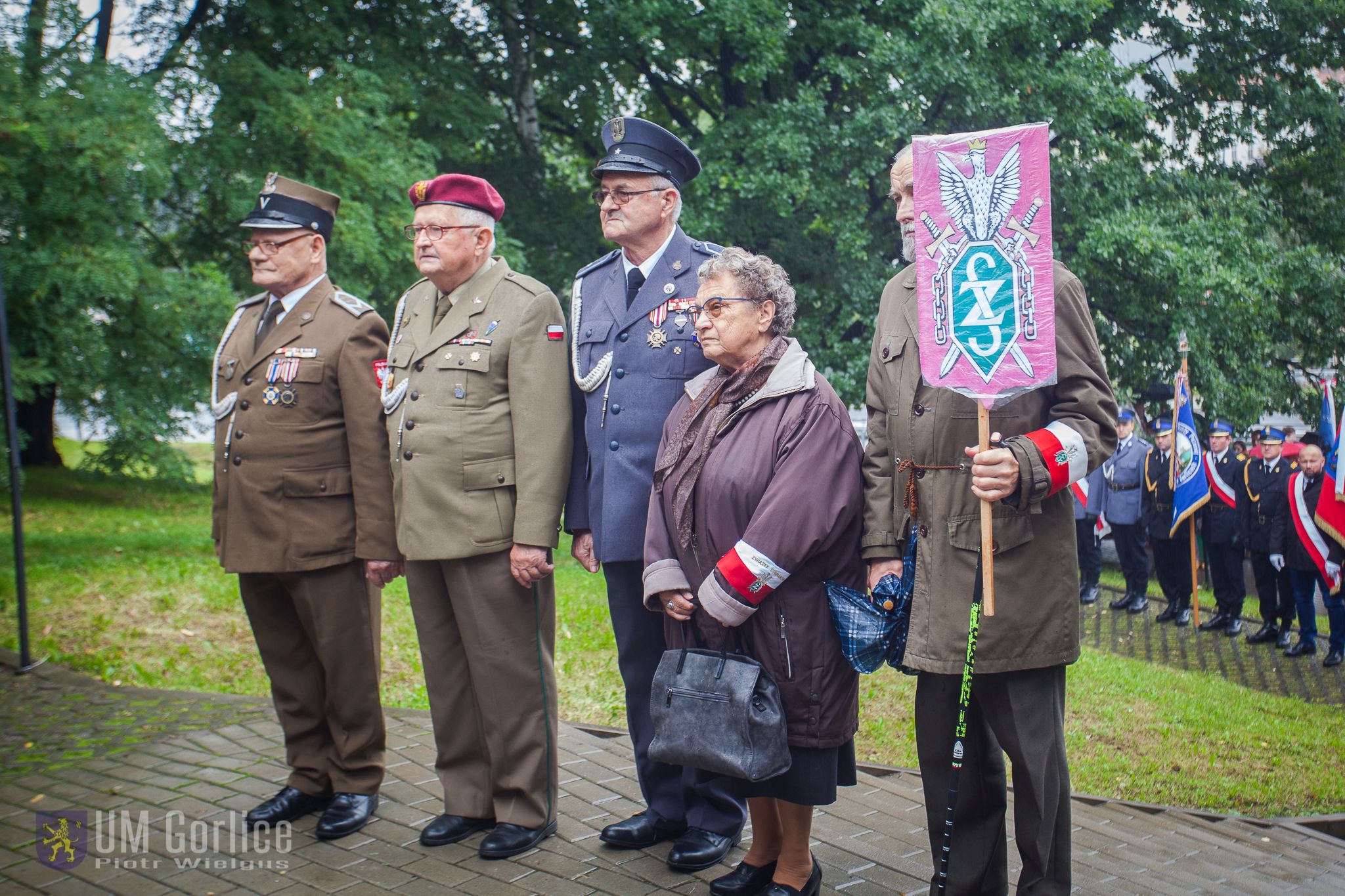 Kombatanic składają wieniec przed pomnikiem.