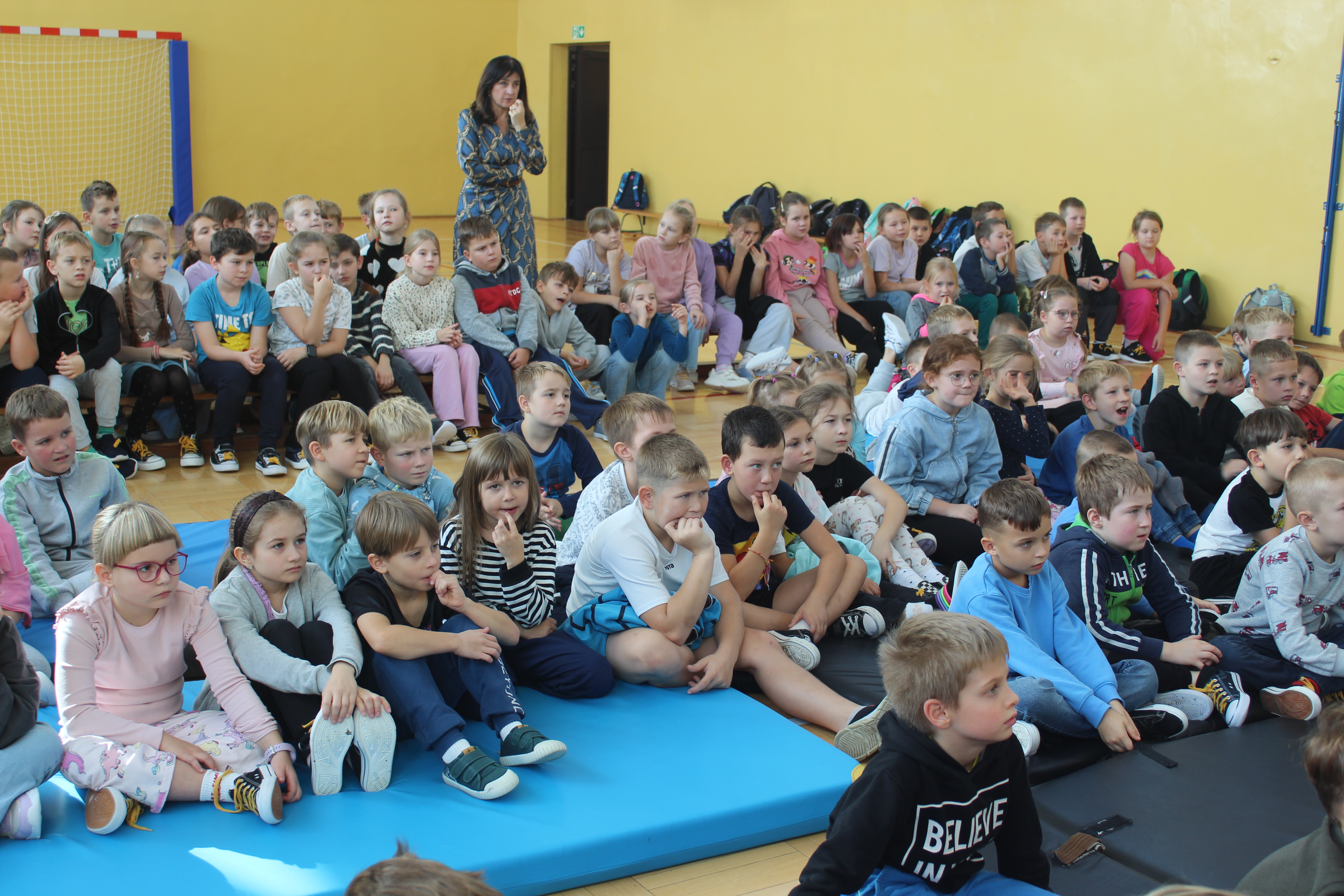 Ucznmiowie podczas widowska edukacyjno-profilaktycznego „Bezpieczna droga do szkoły” w Miejskim Zespole Szkół nr 5
