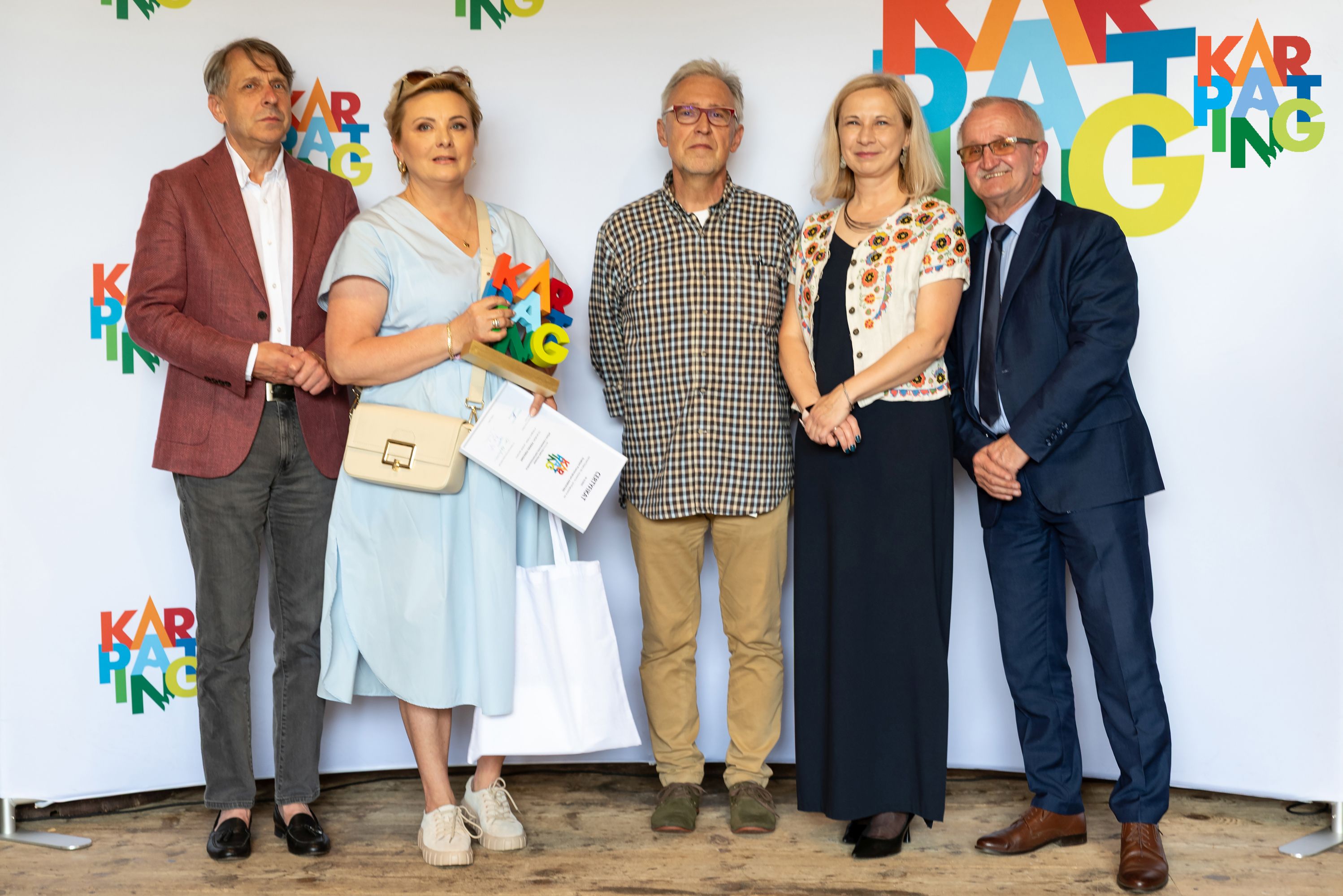 Wyróżnieni znakiem Karpating odbierają nagrody.