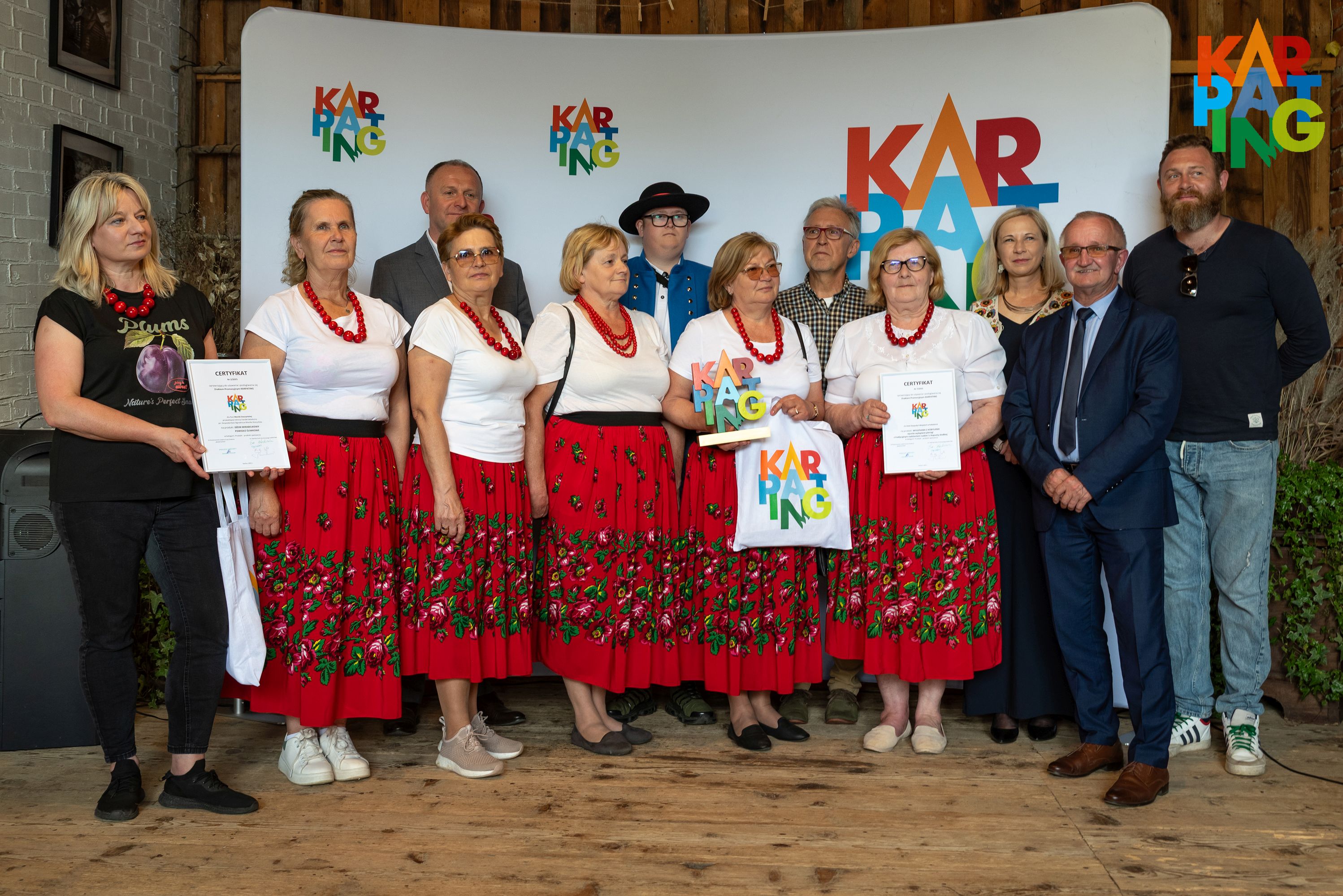 Wyróżnieni znakiem Karpating odbierają nagrody.