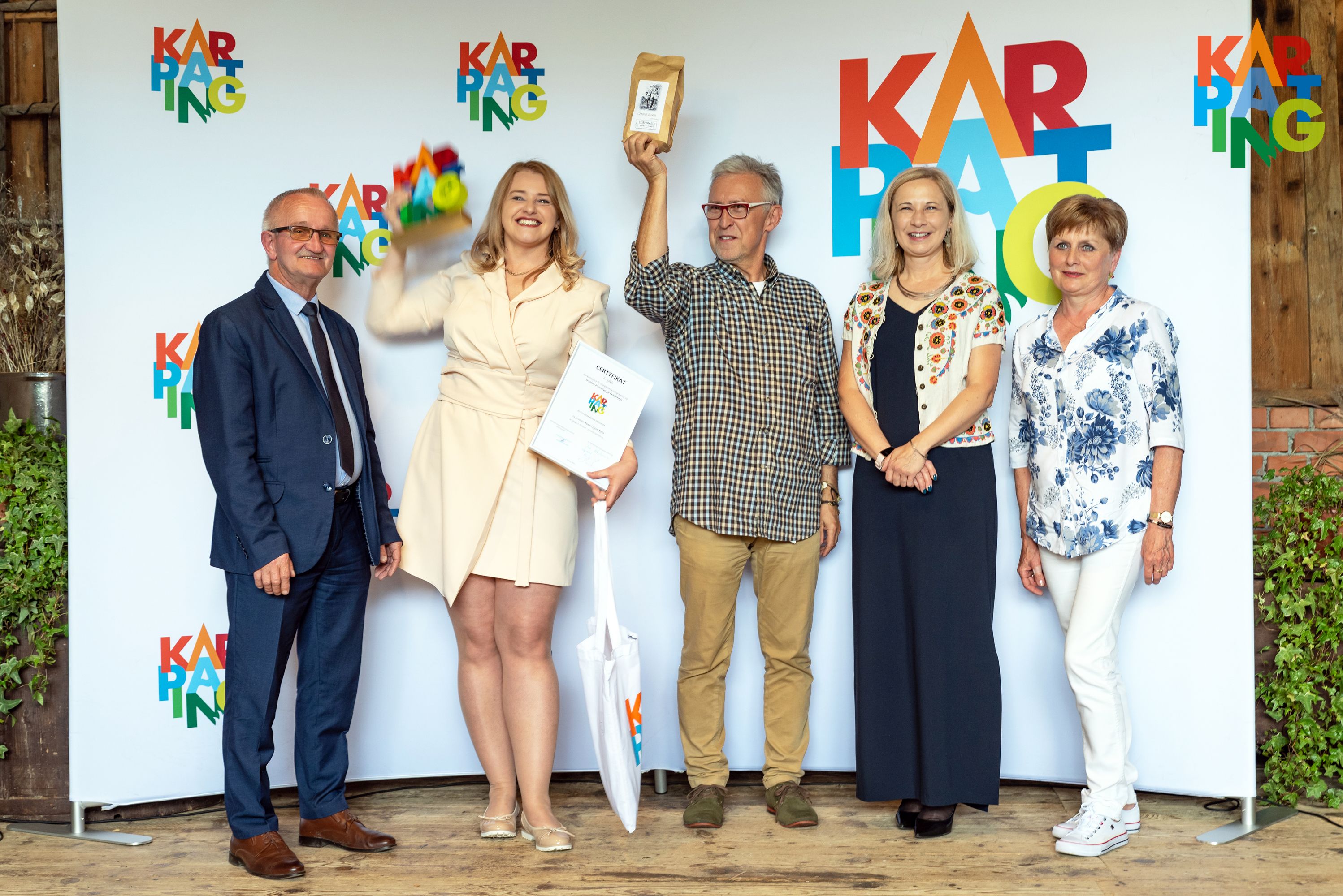Wyróżnieni znakiem Karpating odbierają nagrody.