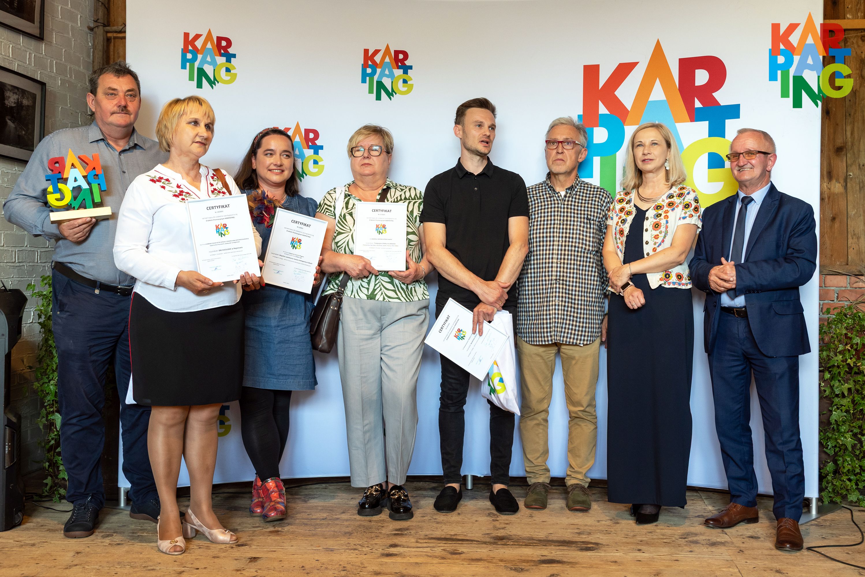 Wyróżnieni znakiem Karpating odbierają nagrody.