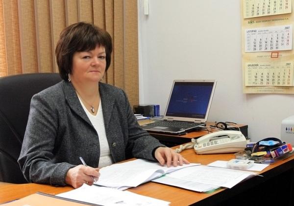 Krystyna Tokarska za biurkiem.