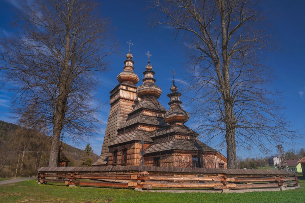 Widok na Cerkiew parafialną greckokatolicką św. Paraskewii w Kwiatoniu.