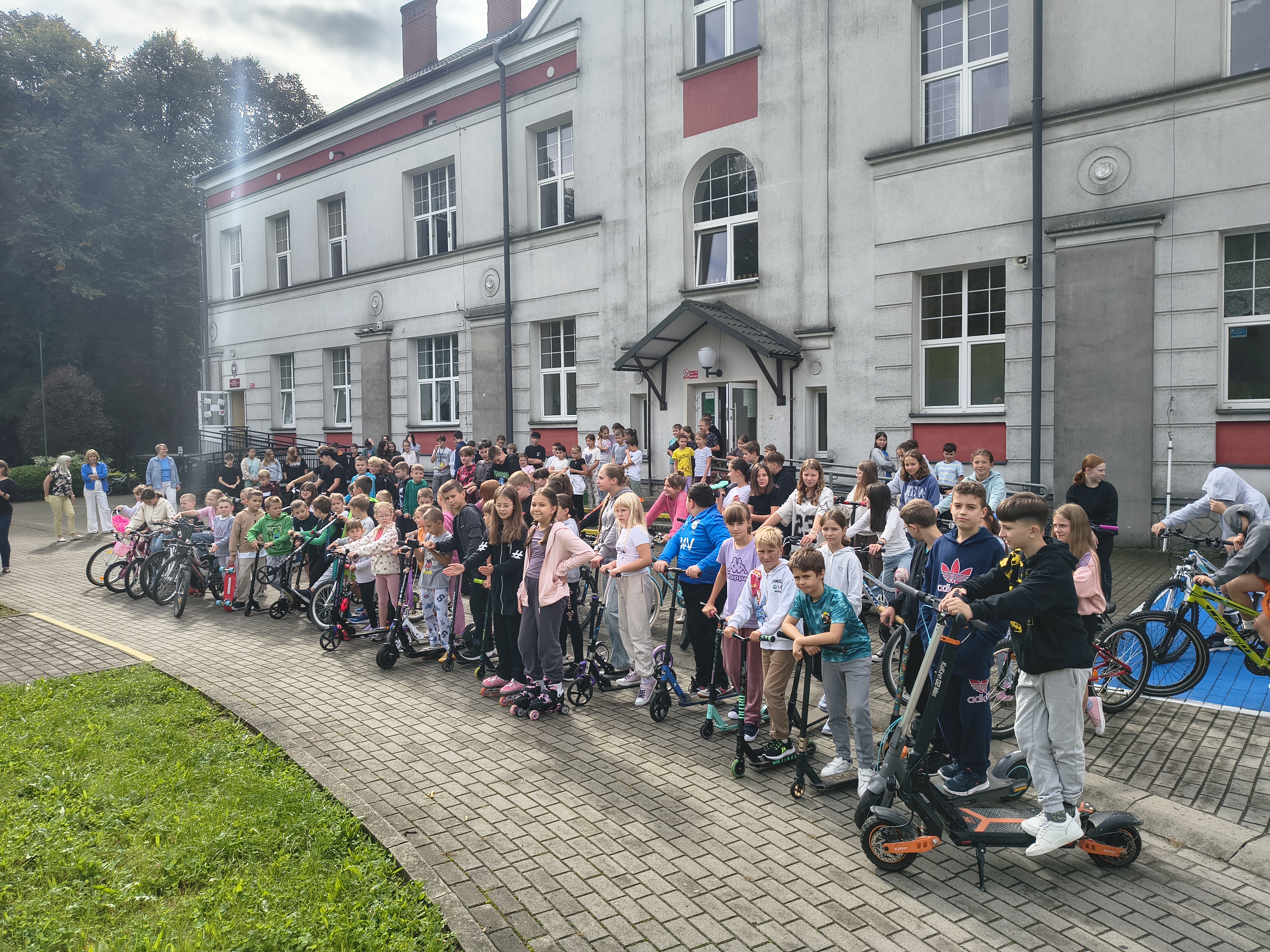 Uczniowie pod MZS 3 na ekologicznych środkach transportu