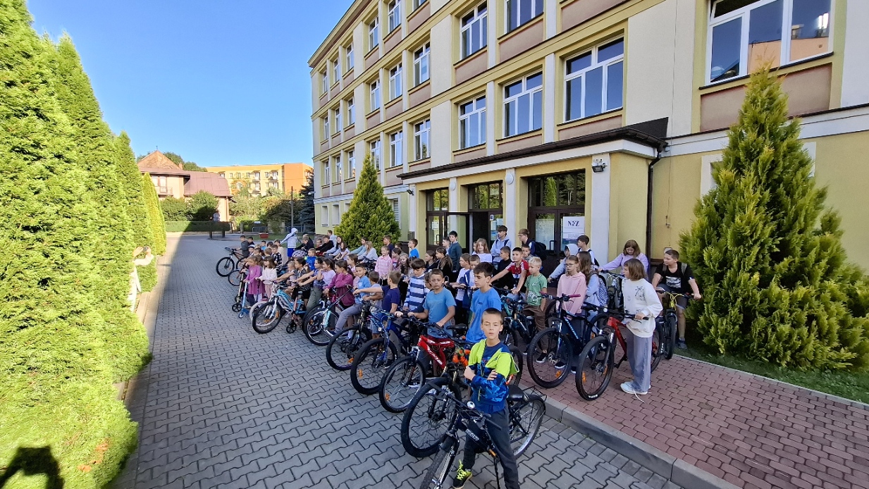 Uczniowie pod MZS 4 na ekologicznych środkach transportu