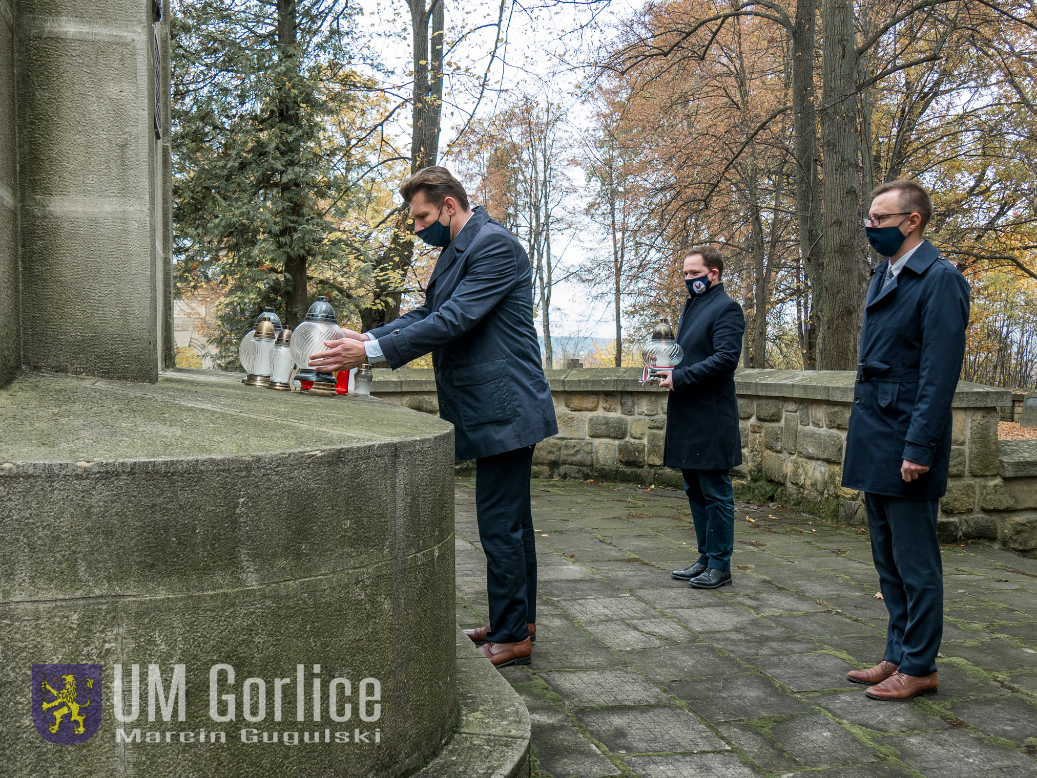 Zapalenie zniczy pod krzyżem na Cmentarzu Wojennym nr 91 w Gorlicach