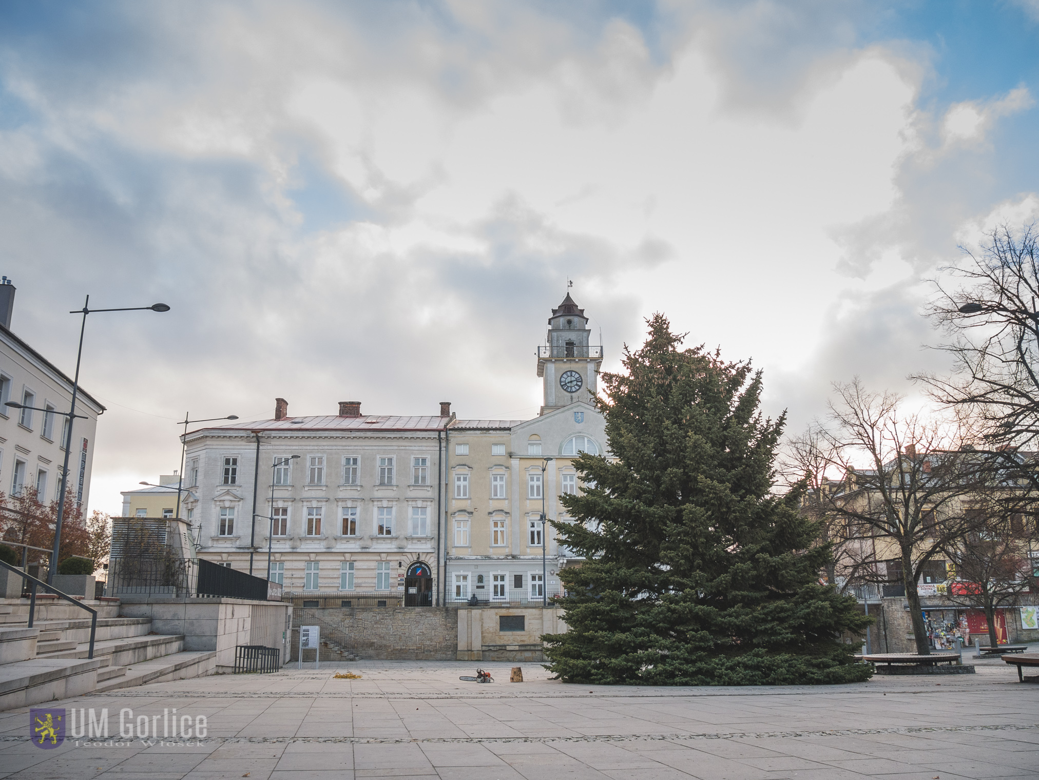 Montaż choinki na gorlickim Rynku