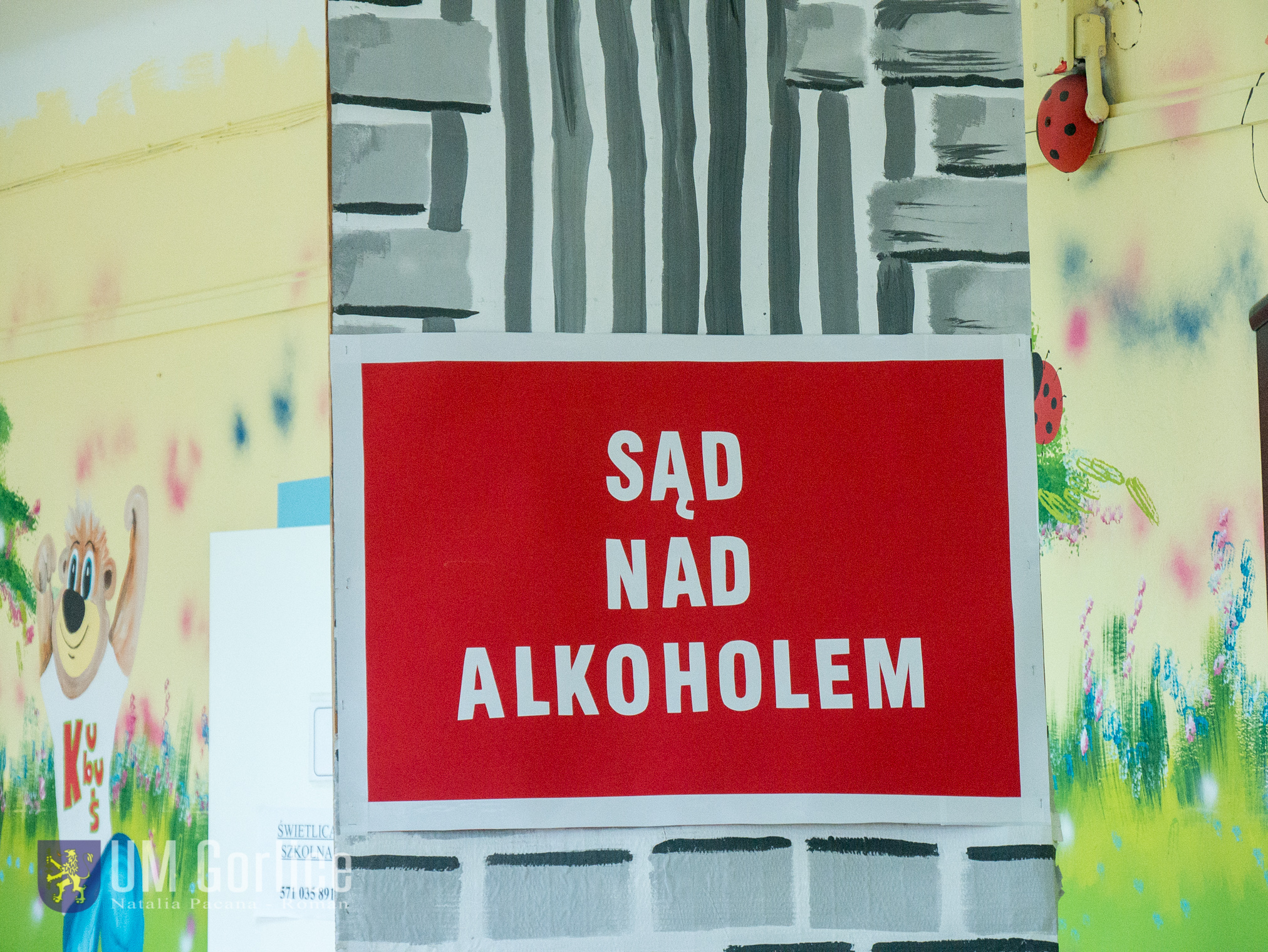 Fragment dekoracji przedstawienia - Sąd nad akoholem 