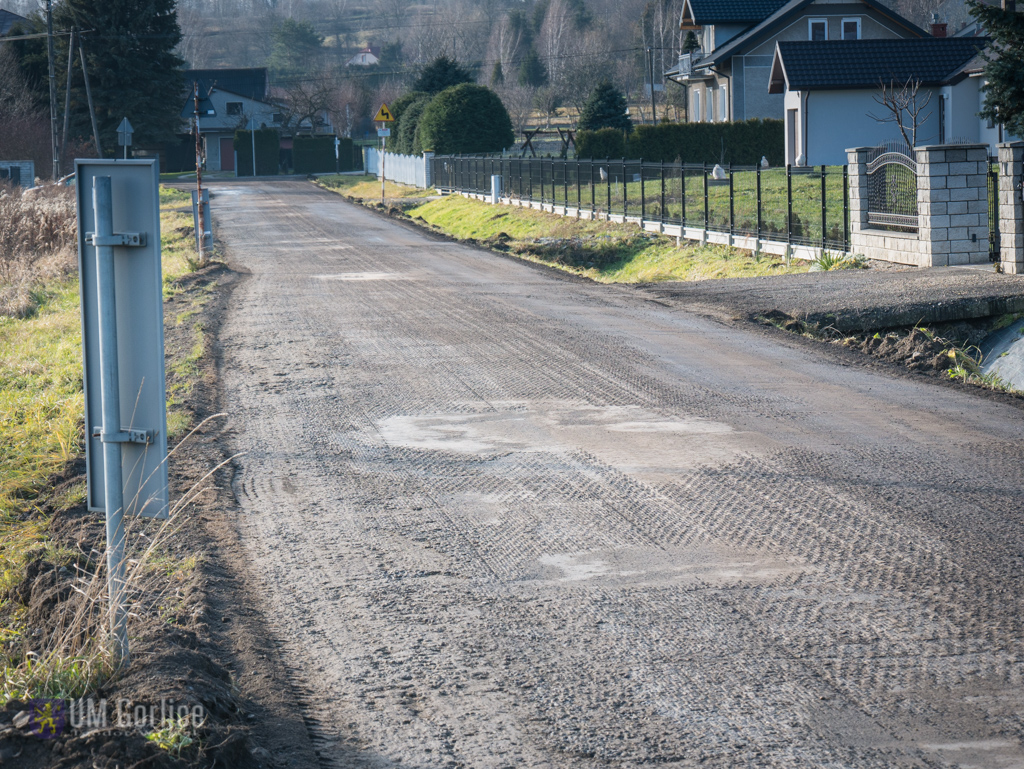 Remont nawierzchni na ul. Kombatantów, w kierunku Gorlic