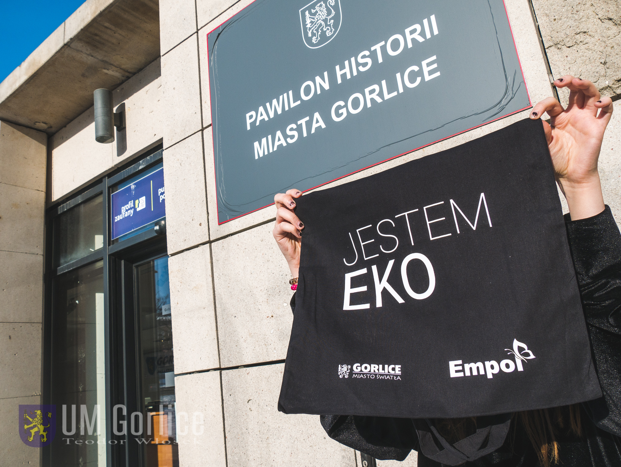 Torba ekologiczna czarna z białem napisem "Bądź eko"