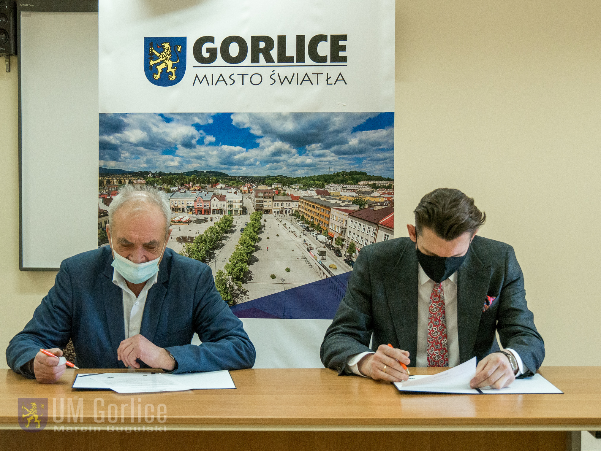 Burmistrz Miasta Gorlice i Dyrektor Zespołu Szkół Centrum Kształcenia Rolniczego w Bystrej w czasie podpisania Deklaracji współpracy w zakresie opieki nad cmentarzem nr 88