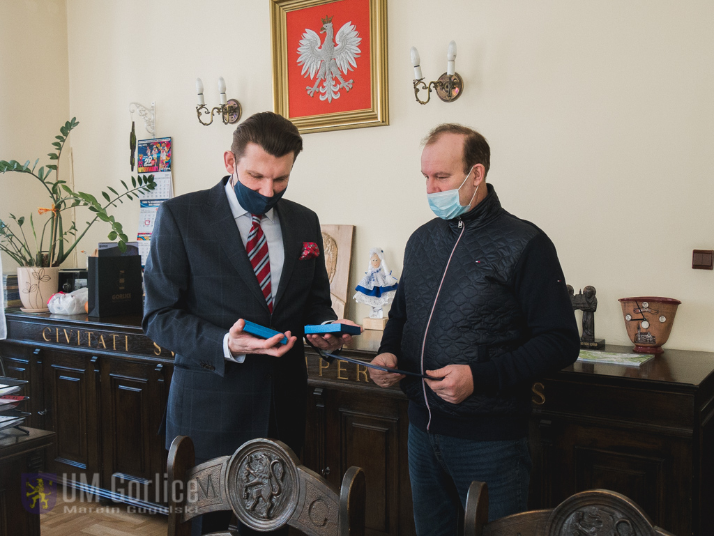 Burmistrz Rafał Kukla wręcza podziękowania Markowi Wójtowiczowi 