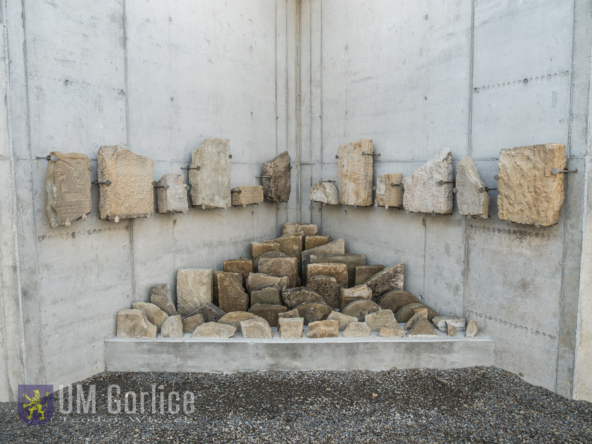Sidur Przechodniów - wnętrze pomnika, macewy na ścianach i ich fragmenty