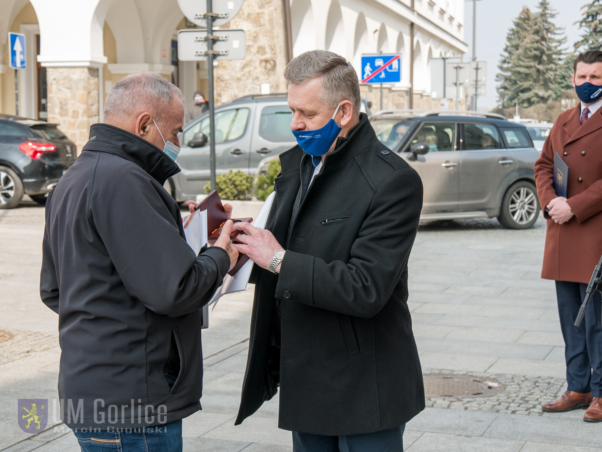 Przekazanie odznaczenia dla działaczy Solidarności 