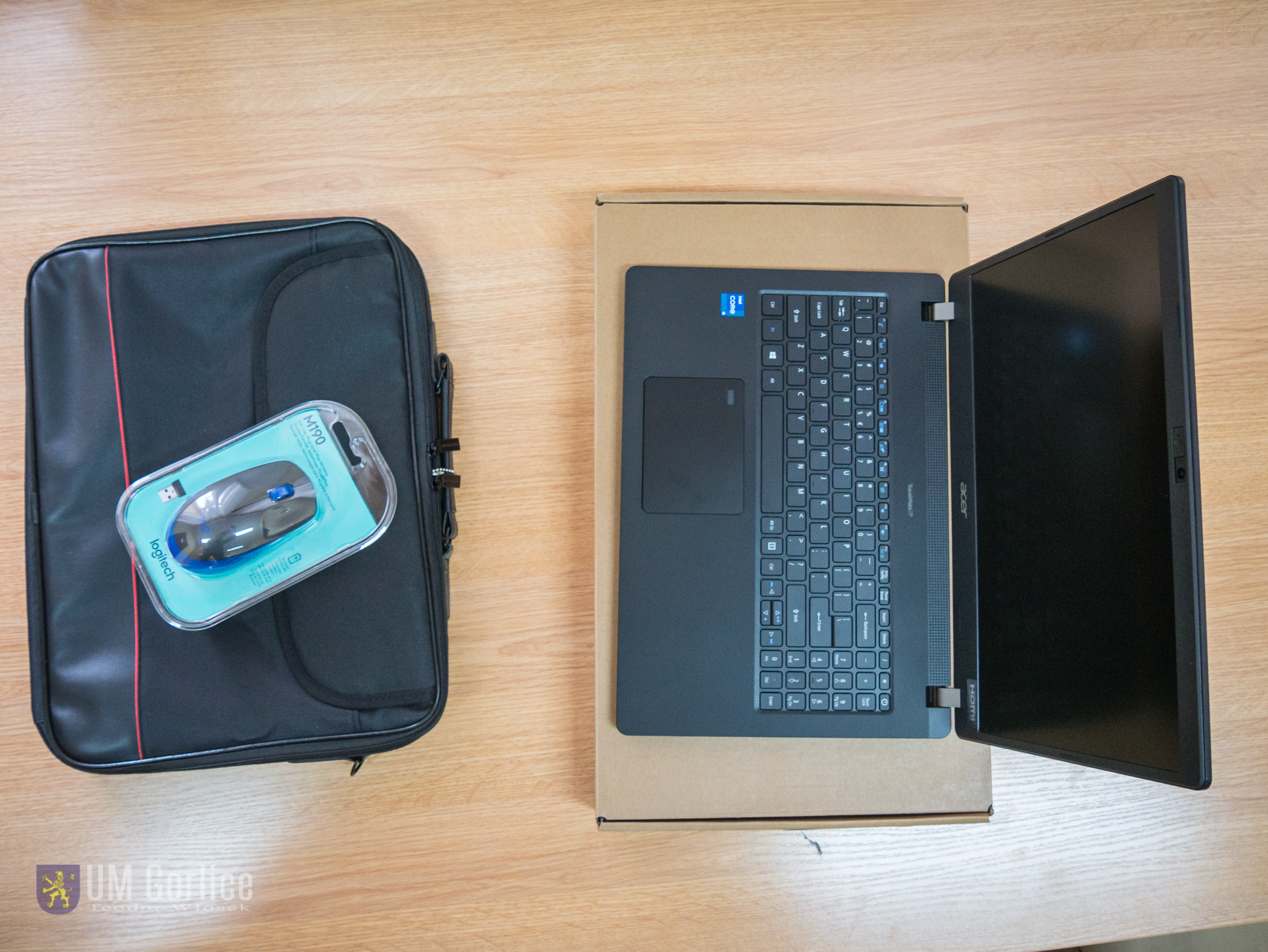 laptop, torba i myszka na stole