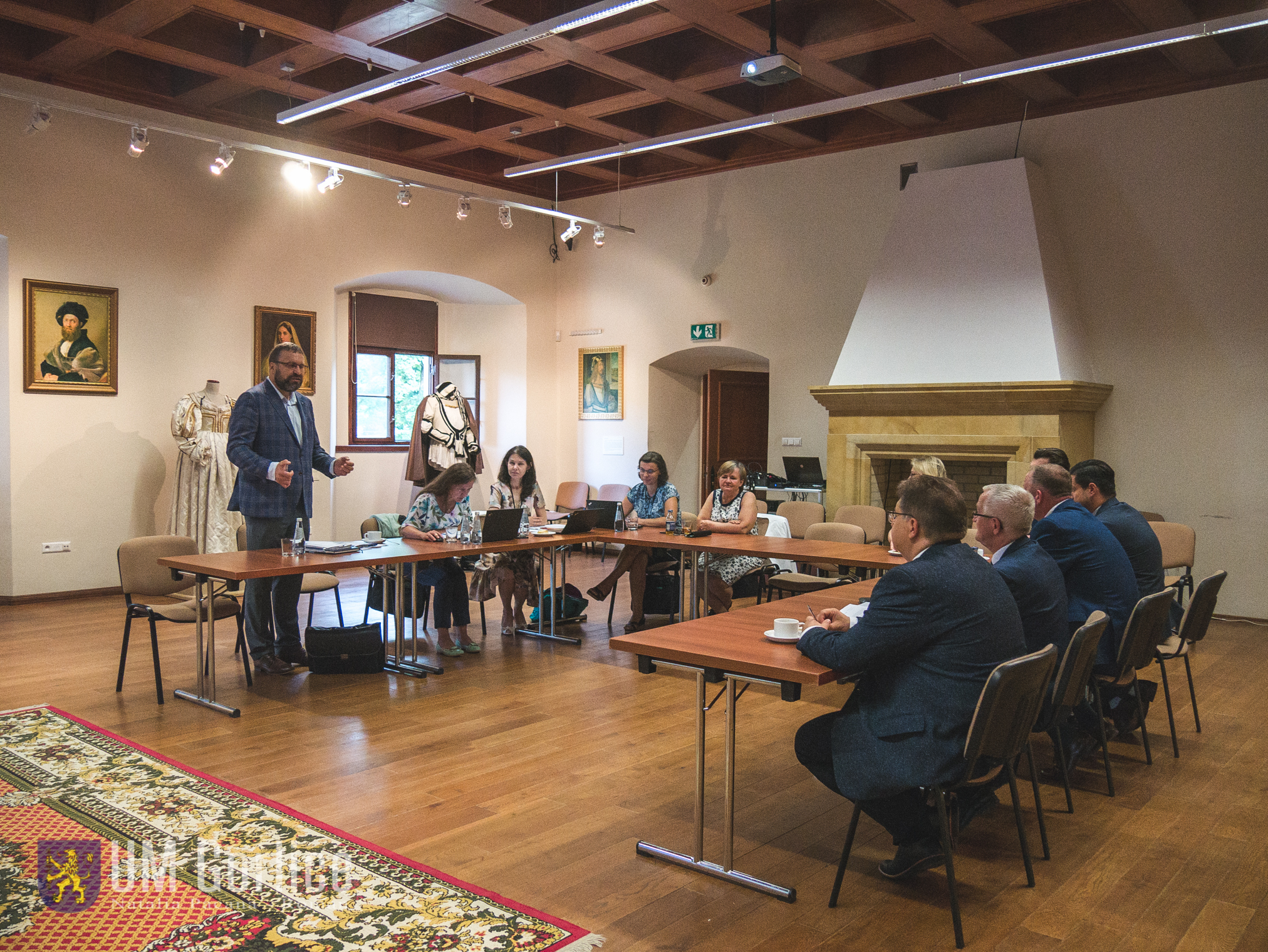 Samorządowcy Ziemi Gorlickiej siedzą przy stole w sali konferencyjnej.