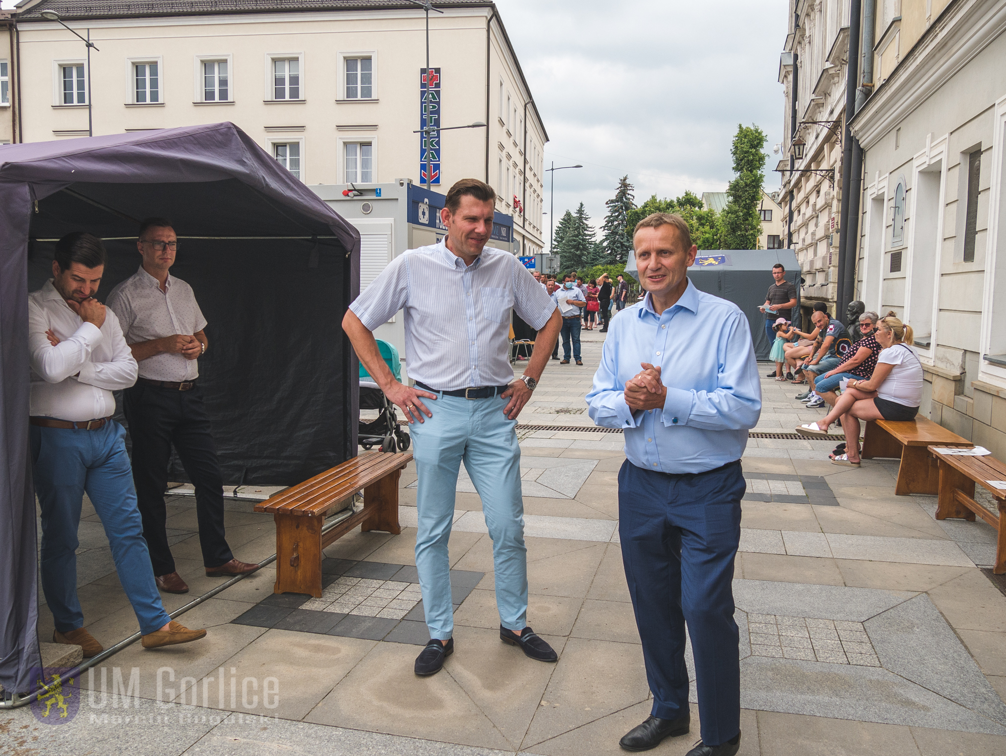 Wojewoda i burmistrz Gorlic przed mobilnym punktem szczepień