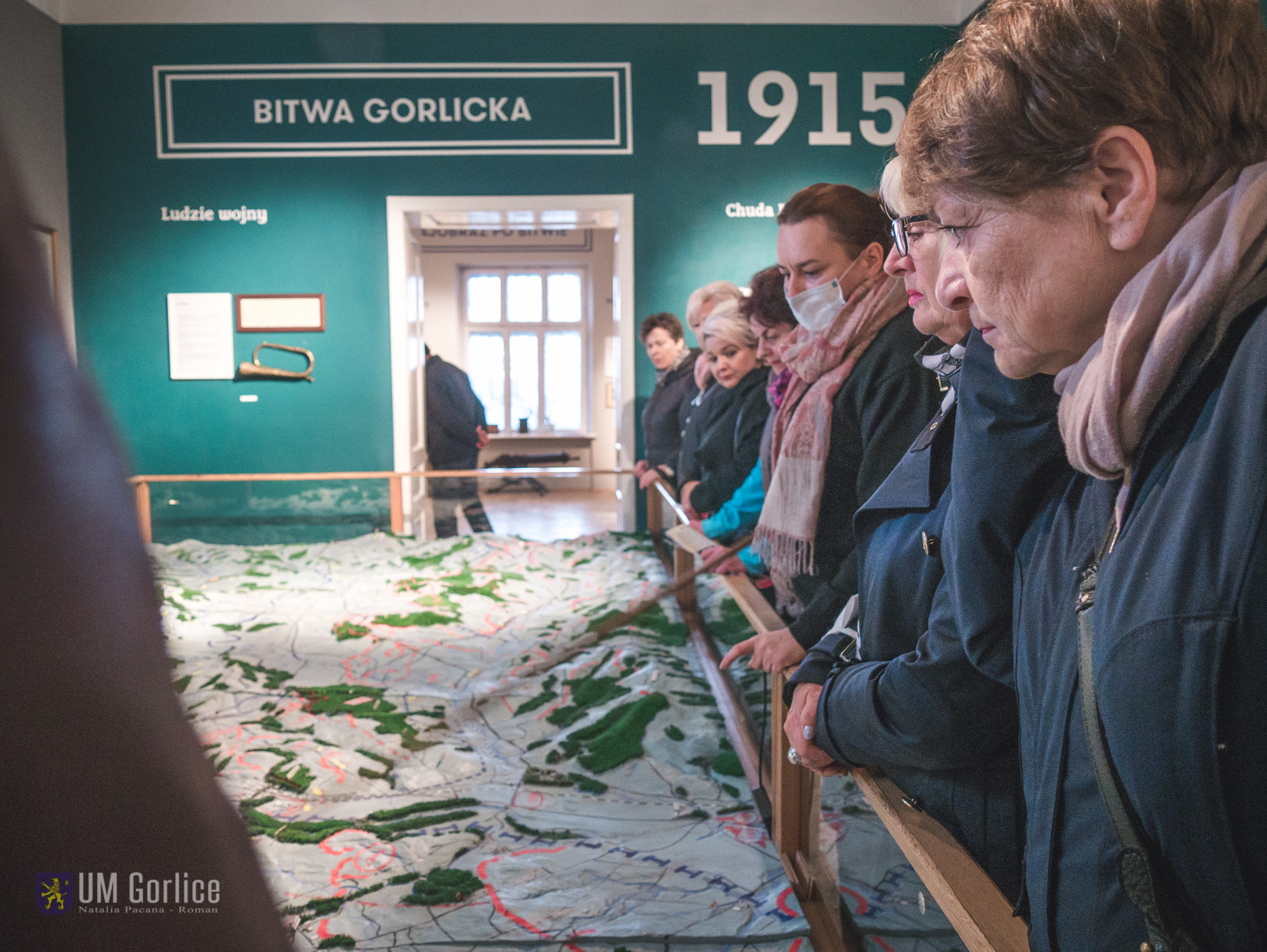 Seniorzy z Mielca podczas wizyty w Muzeum Regionalnym PTTK w Gorlicach