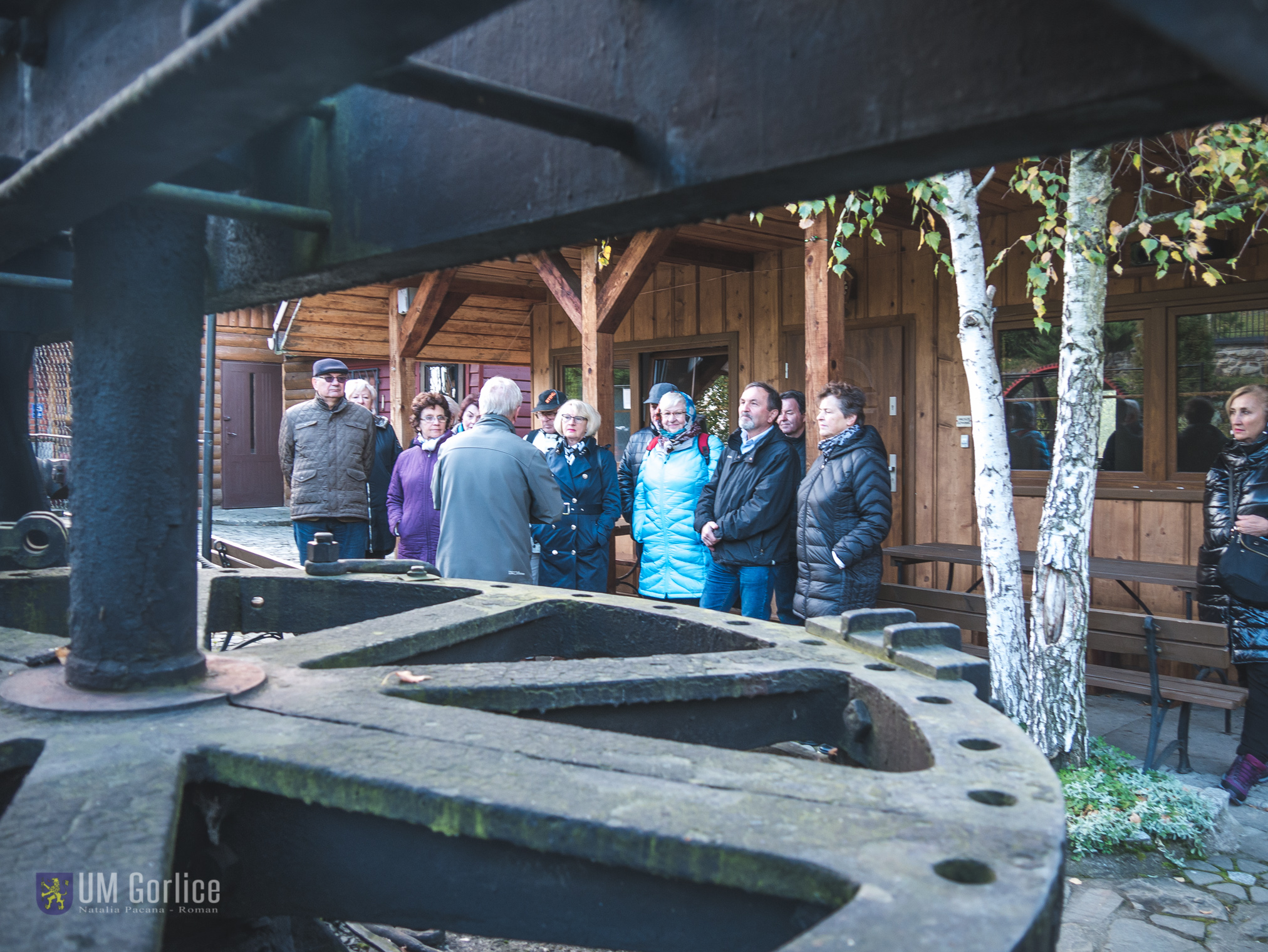 Seniorzy z Mielca w czasie wizyty w Skansenie Przesmyłu Naftowego MADGALENA w Gorlicach