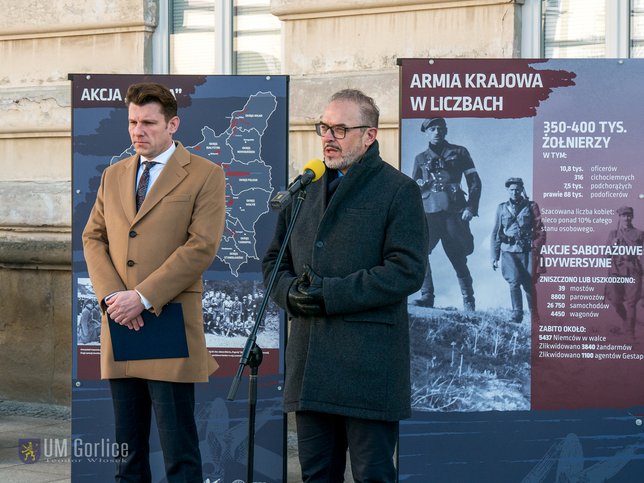 Burmistrz Gorlic i przedstawiciel IPN podczas otwarcia wystawy
