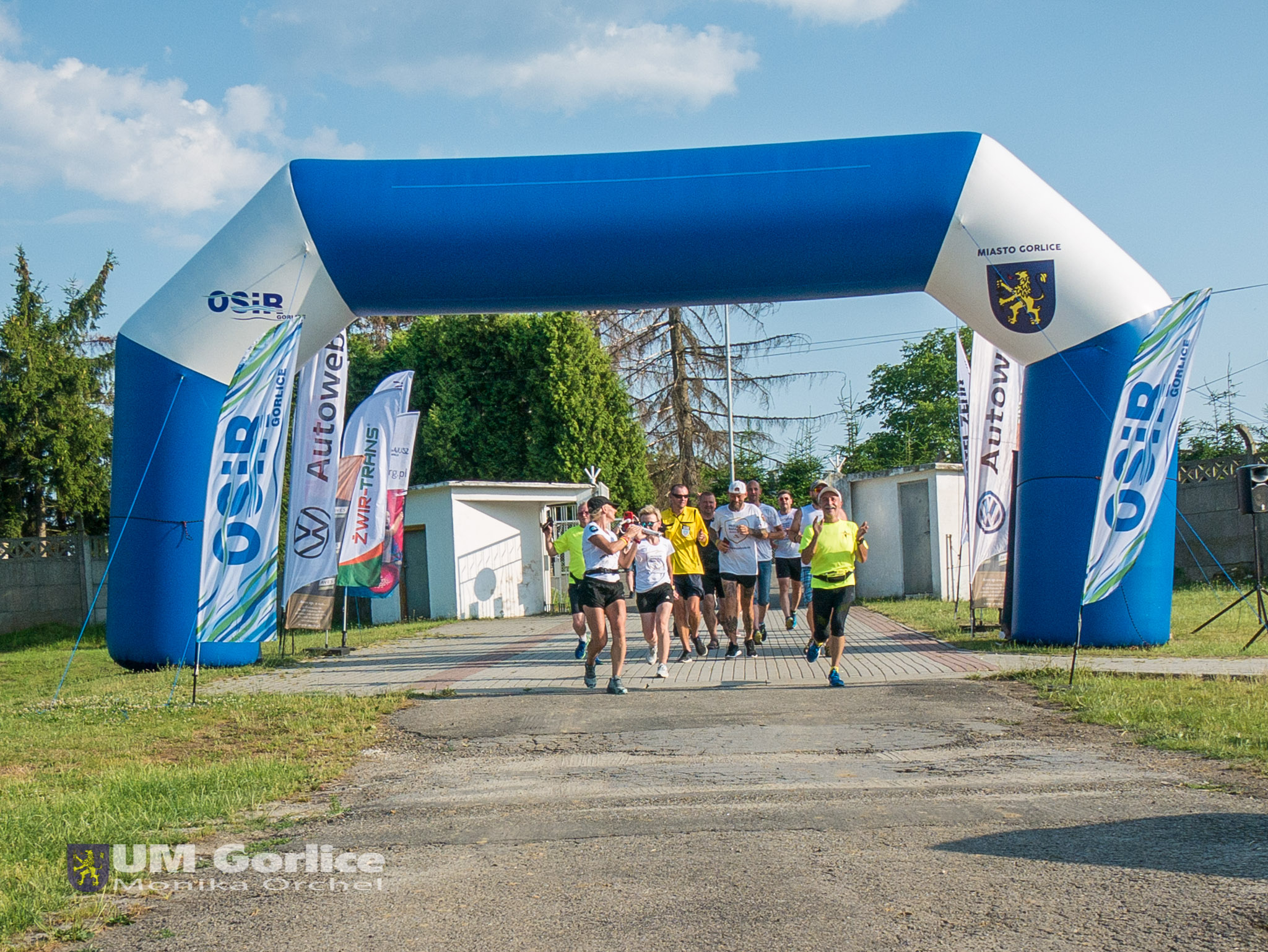 Biegnący w sztafecie „Przegoń raka dla Dzieciaka”, przekraczający metę w Gorlicach