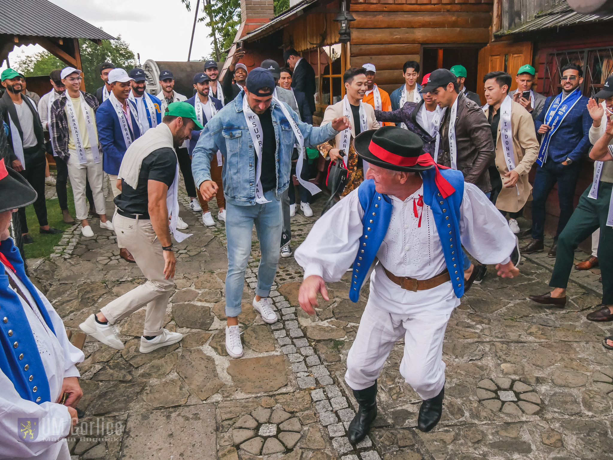 Występ "Pogórzan" podczas wizyty kandydatów do tytułu Mister supernational w Gorlicach