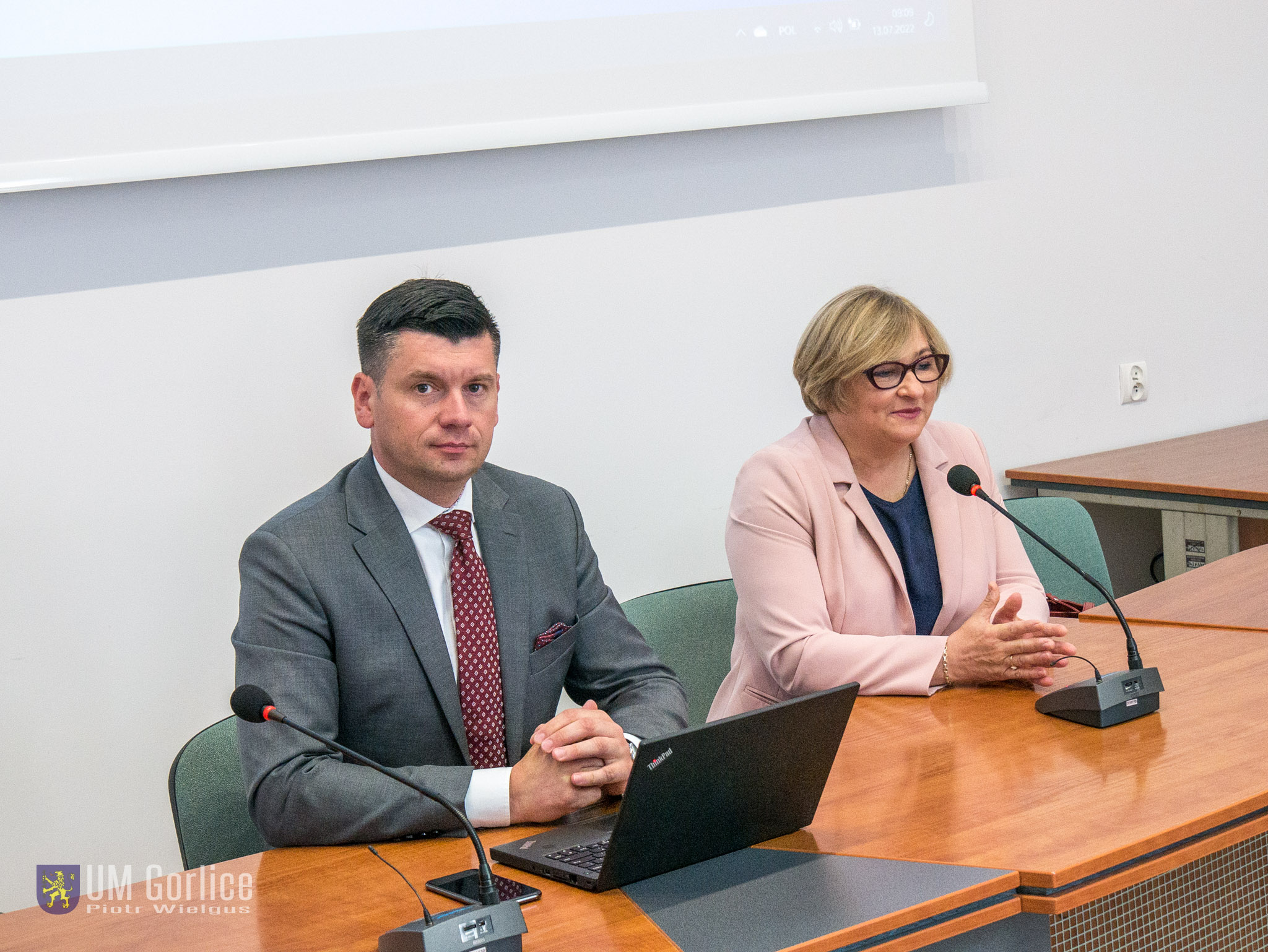 Uczestnicy spotkania w sali sesyjnej Starostwa Powiatowego.
