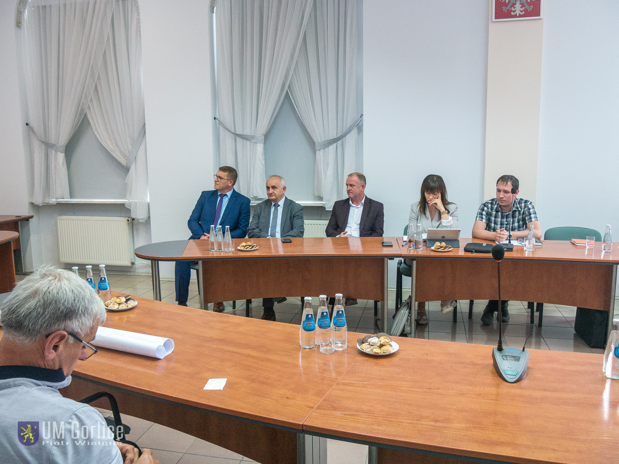 Uczestnicy spotkania w sali sesyjnej Starostwa Powiatowego.